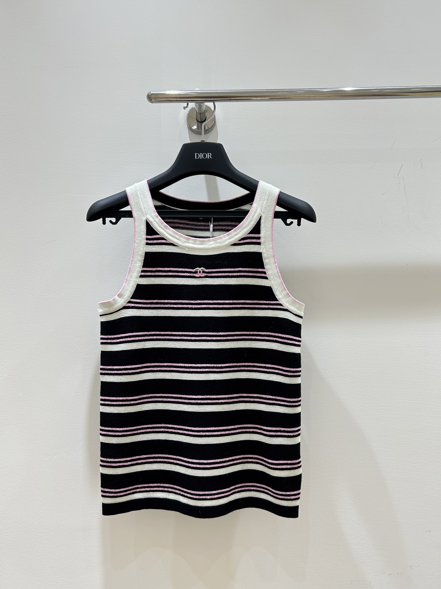 NO:326134,CC Xiaoxiang Home!  Special counter model!  Chest double C metal logo pattern contrasting color striped sleeveless knitted vest!  Complete three standards!  S/M/L, shipped in stock!  (M size bust 76 length 54), chanel,alexander wang19860909CC小香家！专柜款！胸口双C金属logo图案撞色彩色条纹无袖针织背心！三标齐全！码数S/M/L,现货发！(M码胸围76衣长54),,chanel,alexander wang,Women's clothing
