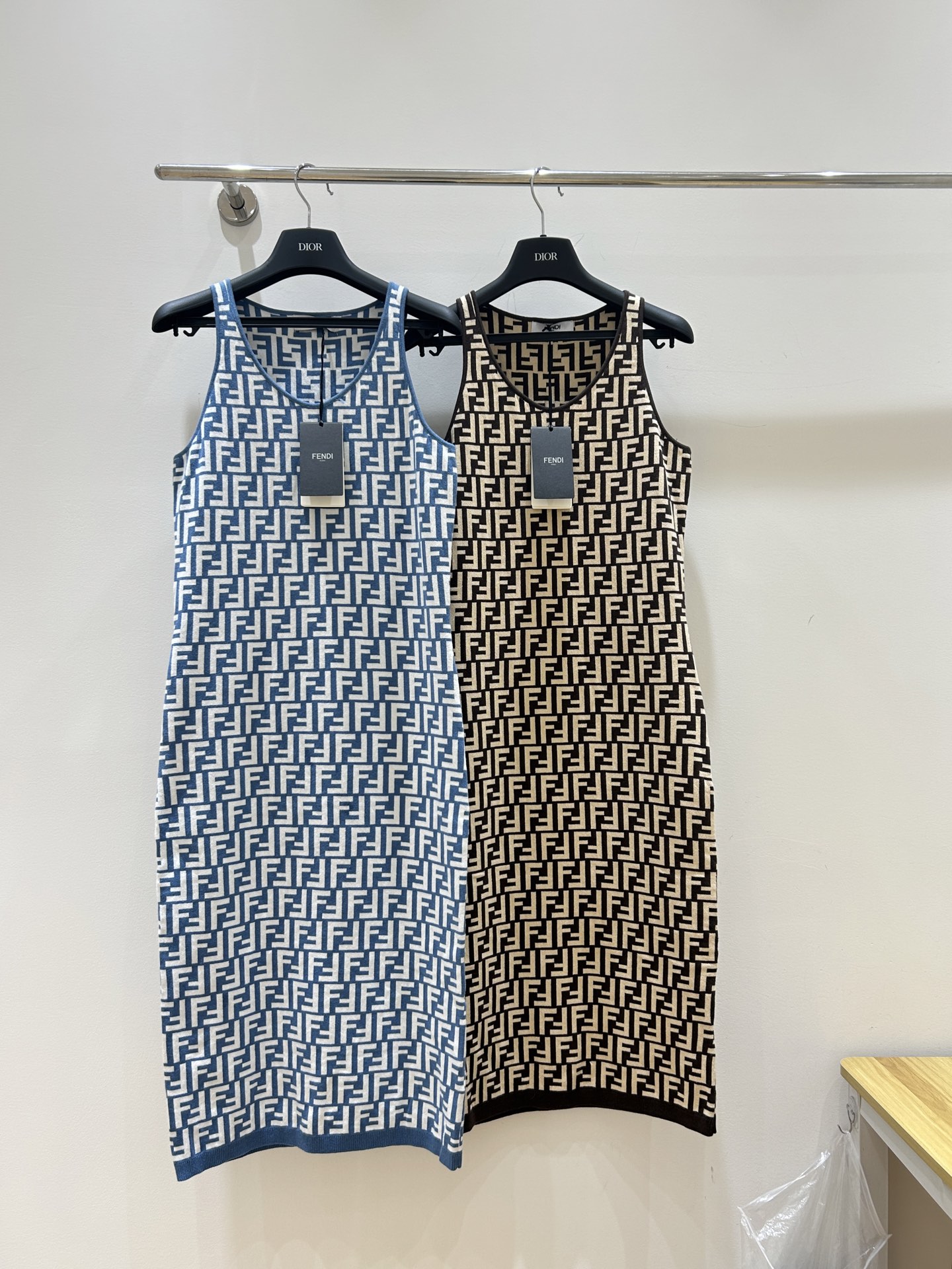 NO:326252,New summer style. Simple and elegant Fendi double letter jacquard vest long skirt, fashionable double logo, breathable and light, a must-have new favorite in summer, come and buy it quickly!  yard count, fendi skirts, alexander wang19860909夏季新款 简洁优雅的芬迪双字母提花背心长裙,时尚双标识,透气轻盈,夏日必备新宠,速来抢购！ 码数,,fendi,skirts,alexander wang,Women's clothing
