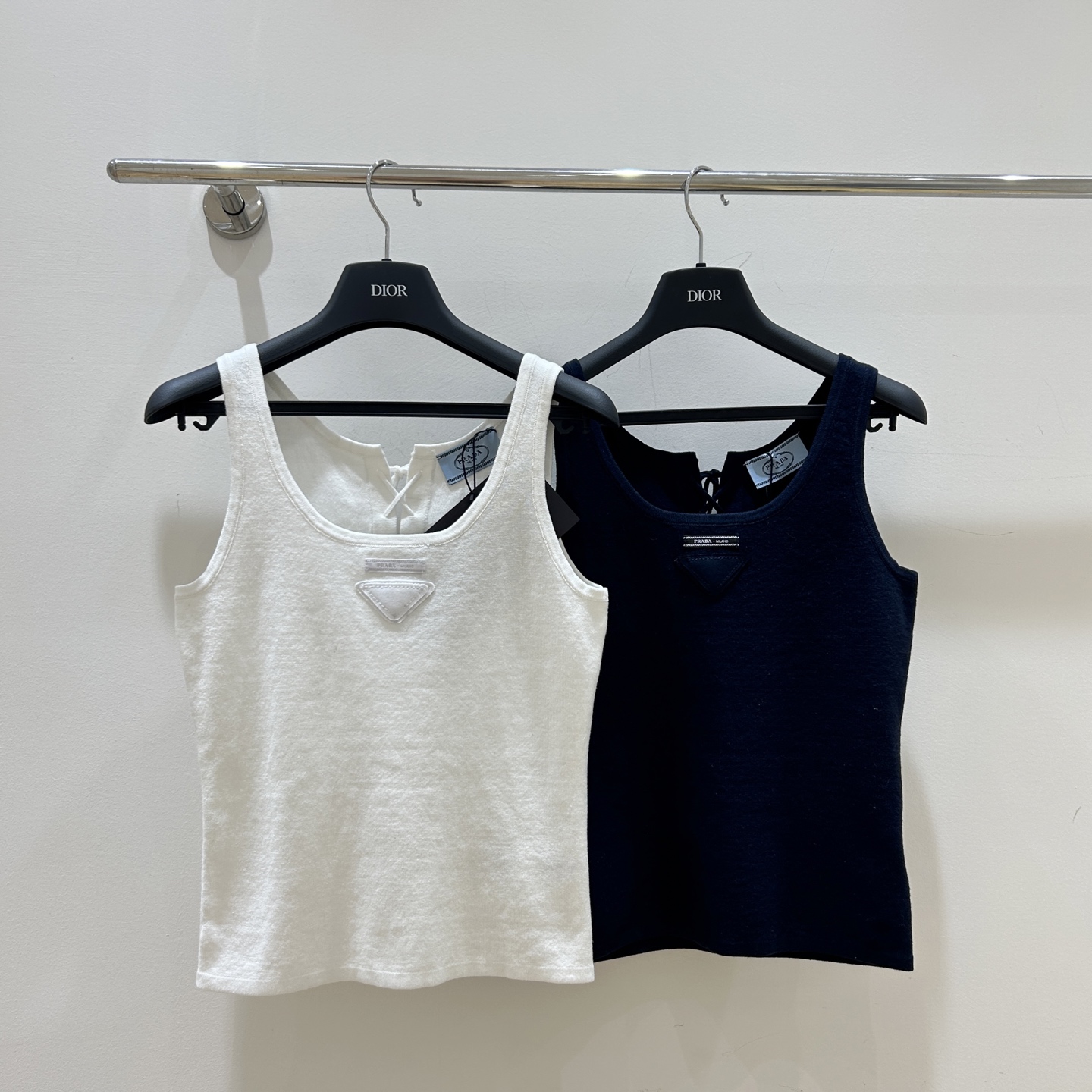 NO:330324,Original single ruthless women's clothing, with new summer styles!  Prada wears both front and back vests, with a unique strap design, full of literary style. On one side, it is classic and personality, and it is easy to control a variety of styles. Come and buy it!  ,prada,alexander wang19860909原单狠货女装 配包装夏款上新！普拉达正反两穿背心,独特绑带设计,文艺范儿十足.一面经典,一面个性,轻松驾驭多种风格,快来选购吧！,,prada,alexander wang,Women's clothing