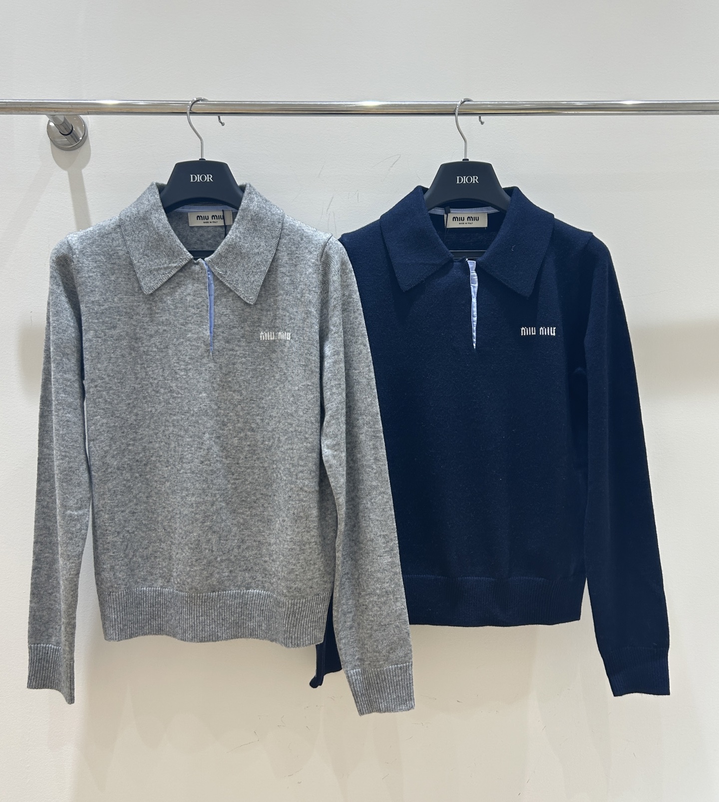 NO:734539,[New Spring New Style] MIUMIU style semi-open lapel long-sleeved sweater, with classic POLO collar design, simple and fashionable, easy to control various spring styles.,,miumiu,19860909【春季新款上新】MIUMIU风格半开胸翻领长袖针织衫,采用经典POLO领设计,简约时尚,轻松驾驭春日多样造型.,,miumiu,,Women's clothing