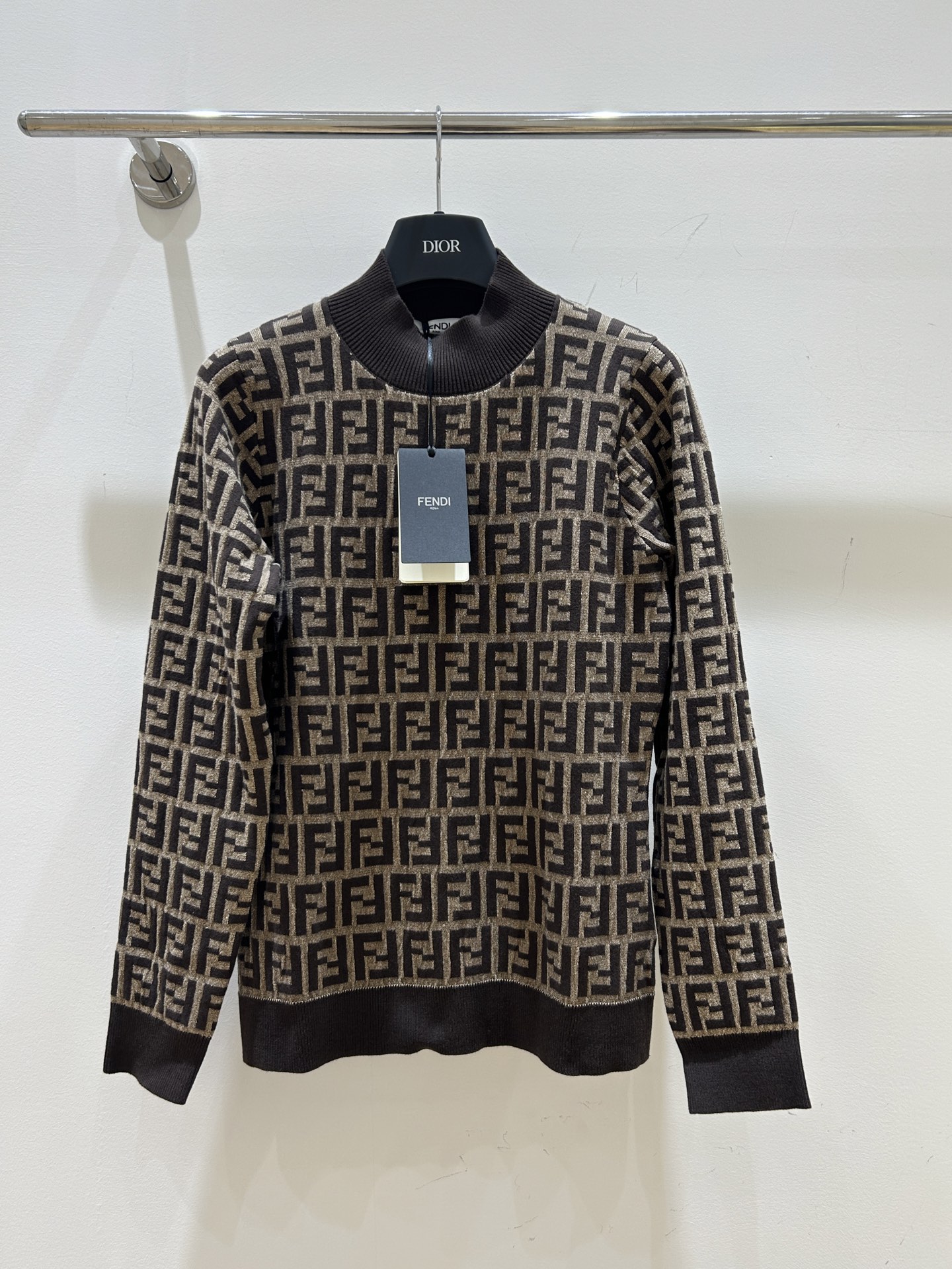NO:761926,[New model recommendation] Simple and elegant Fendi double F letter round neck long sleeves, the classic double F logo highlights the taste, the long sleeve design is suitable for many seasons, fashionable and versatile, not to be missed!  ,,fendi,fendi,19860909【新款推荐】简洁优雅的芬迪Fendi双F字母圆领长袖,经典双F标识彰显品味,长袖设计适合多季穿着,时尚百搭,不容错过！,,fendi,fendi,,Women's clothing