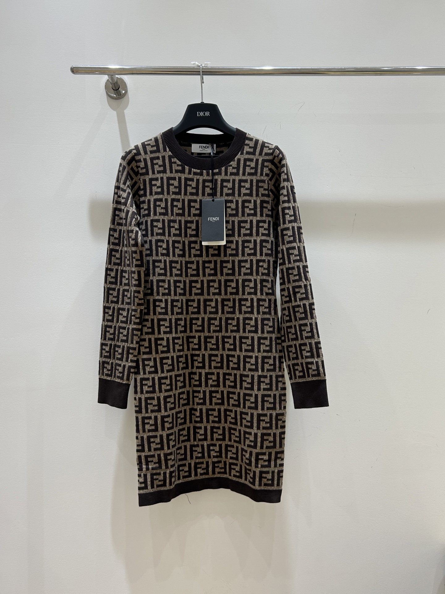 NO:761922,New recommendation!  Fendi double F letter round neck long-sleeved dress, classic double F logo, simple round neck design, elegant long sleeves, showing fashionable charm. Buy now!  ,,fendi,fendi,skirts,19860909新款推荐！芬迪Fendi双F字母圆领长袖连衣裙,经典双F标识,简约圆领设计,优雅长袖,展现时尚魅力.立即抢购！,,fendi,fendi,skirts,,Women's clothing