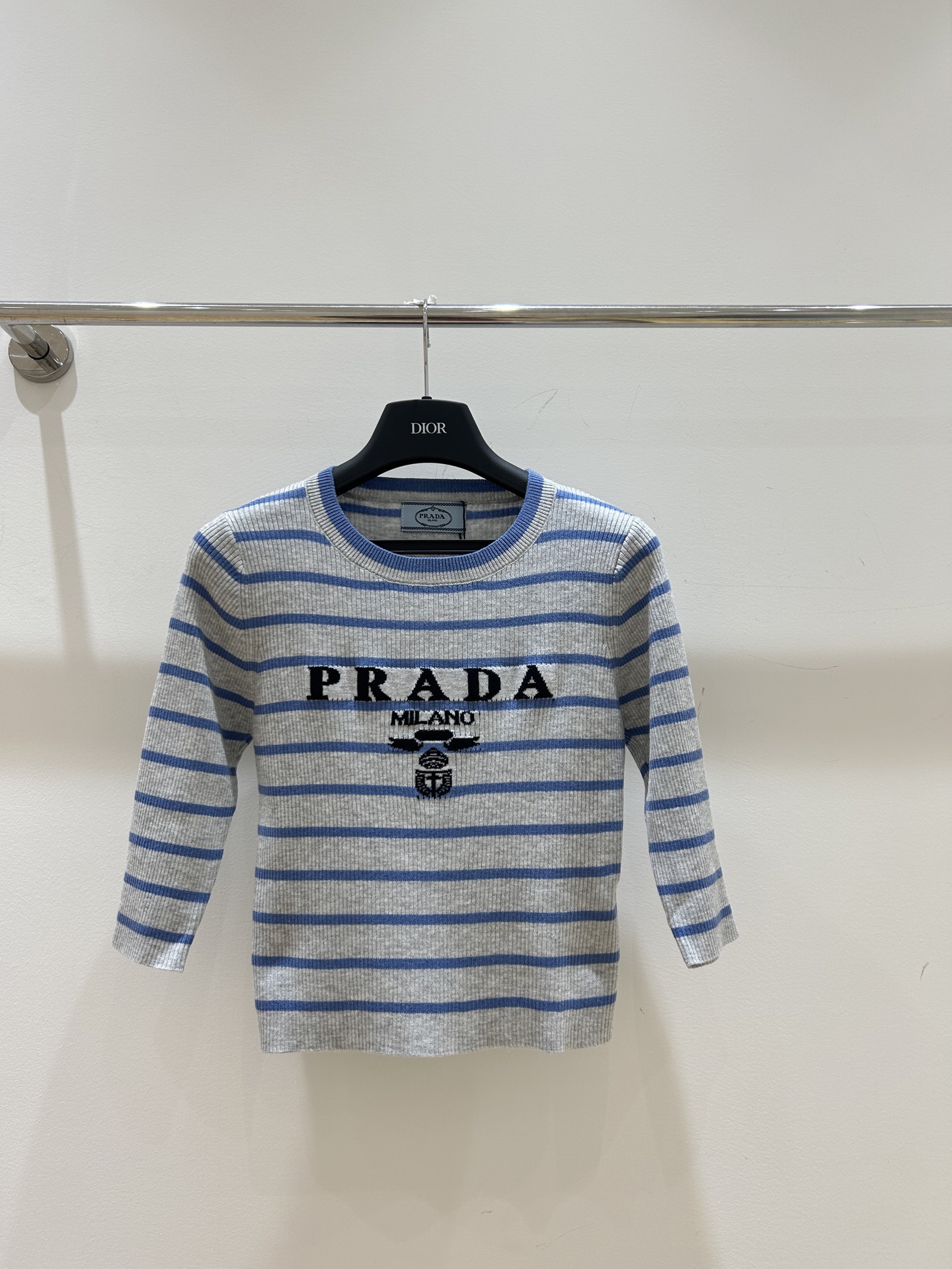 NO:749423,[New style for summer] Prada striped three-quarter-sleeve sweater, light and breathable, classic striped design, cool and comfortable three-quarter sleeves, both fashionable and practical, a must-have item for summer.,,prada,19860909【夏季新款】普拉达条纹七分袖针织衫,轻薄透气,经典条纹设计,七分袖型凉爽舒适,时尚与实用并存,夏日必备单品.,,prada,,Women's clothing