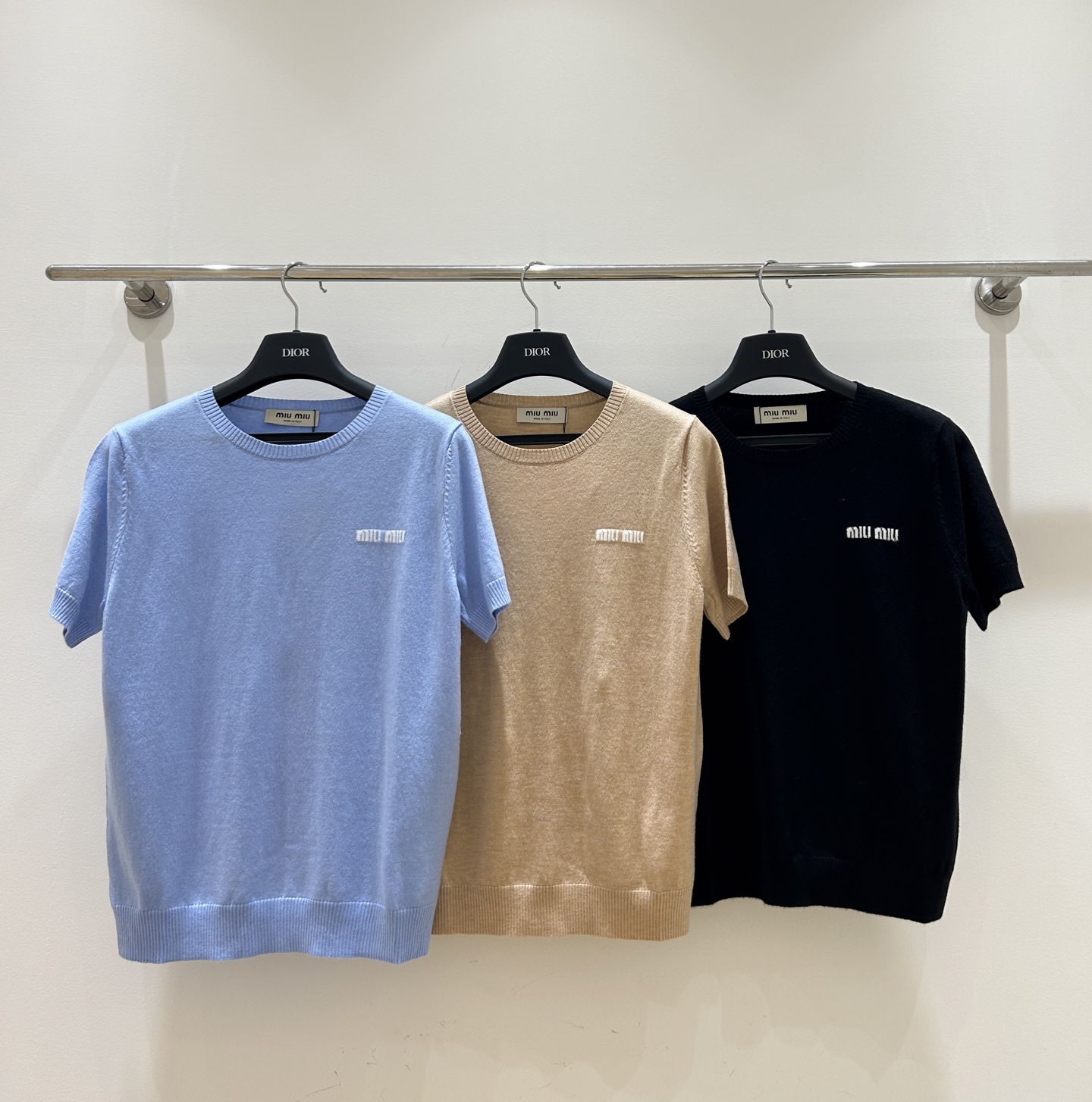 NO:330309,Original single ruthless women's clothing with packaging Miumiu new letter jacquard short-sleeved thin wool sweater slim base shirt 3 colors 3 size SML spot supply, miumiu, T-shirt, alexander wang19860909原单狠货女装 配包装miumiu新款字母提花短袖薄款羊毛针织衫修身打底衫3色3码SML现货供应,,miumiu,T-shirt,alexander wang,Women's clothing