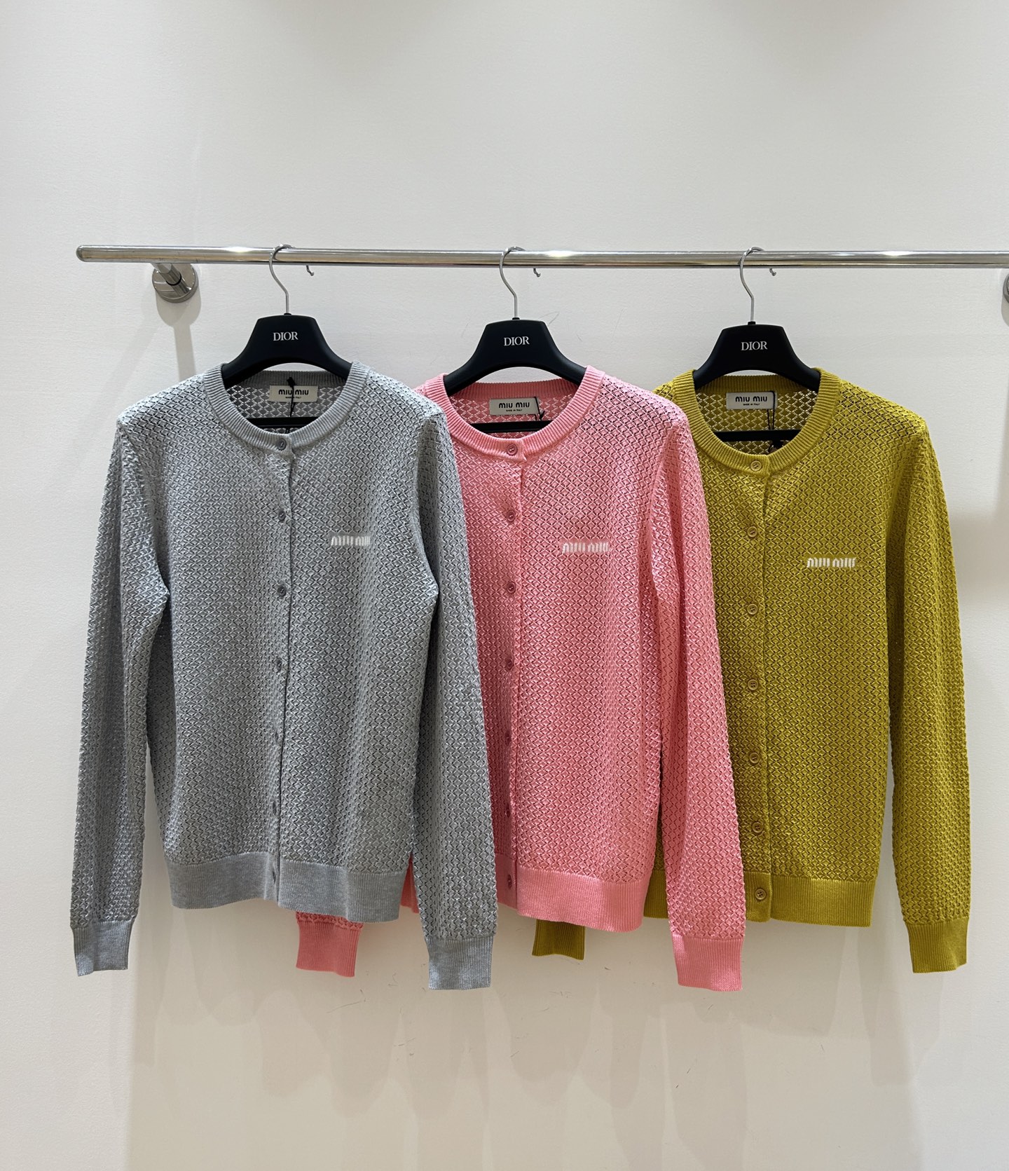 NO:330310,Original single ruthless women's clothing with packaging [new] Miumiu round neck hollow knitted cardigan, light and breathable, elegant round neck design, hollow details show charming style, a must-have fashion item in spring!  ,miumiu,alexander wang19860909原单狠货女装 配包装【上新啦】miumiu圆领镂空针织开衫,轻盈透气,优雅圆领设计,镂空细节展现迷人风采,春日必备时尚单品！,,miumiu,alexander wang,Women's clothing