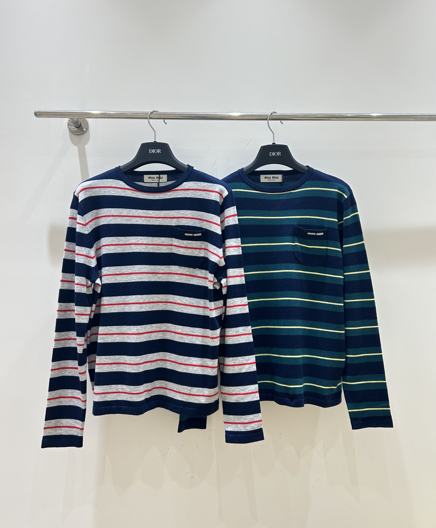 NO:330610,Original single ruthless women's clothing with packaging [New style in stock] MIUMIU striped inter-color knitted long-sleeved base shirt, classic striped design, a fashion item that never goes out of date, simple and versatile, hurry up and buy it!  ,miumiu,alexander wang19860909原单狠货女装 配包装【新款现货】MIUMIU条纹间色针织长袖打底衫,经典条纹设计,永不过时的时尚单品,简约百搭,赶紧抢购！,,miumiu,alexander wang,Women's clothing