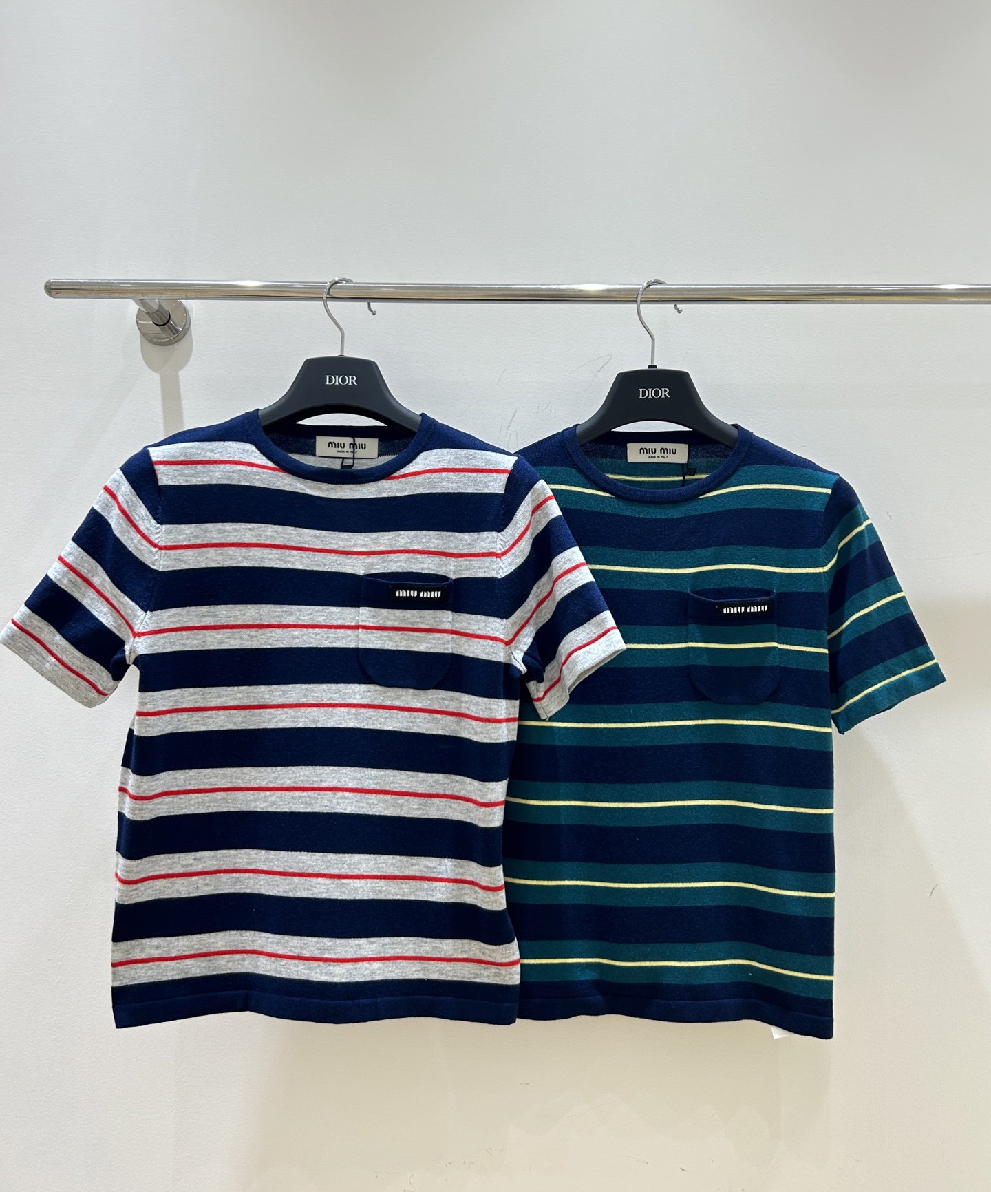 NO:330611,Original single ruthless women's clothing with packaging [New style in stock] MIUMIU striped inter-color short sleeves, knitted fabric is soft and comfortable. Special pocket design, short-sleeved style, fashionable striped inter-color, simple without losing style, buy it now!  ,miumiu,T-shirt,alexander wang19860909原单狠货女装 配包装【新款现货】MIUMIU条纹间色短袖,针织面料柔软舒适.特色口袋设计,短袖款式,时尚条纹间色,简约而不失格调,立即抢购！,,miumiu,T-shirt,alexander wang,Women's clothing