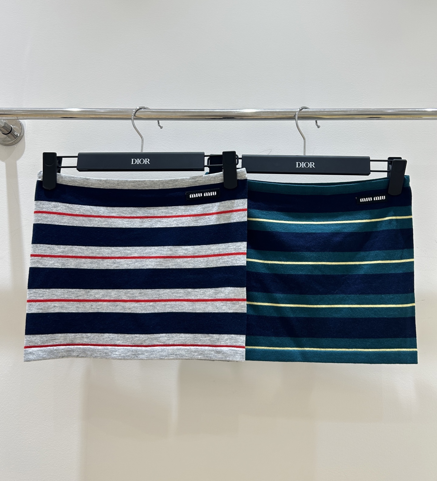 NO:330613,Original single ruthless women's clothing, new packaging style in stock!  MIUMIU striped inter-color tube top, classic striped collision inter-color design, elegant strap tailoring, showing charming collarbone, simple and fashionable, come and buy it quickly!  ,miumiu,alexander wang19860909原单狠货女装 配包装新款现货！MIUMIU条纹间色抹胸,经典条纹碰撞间色设计,优雅抹胸剪裁,展现迷人锁骨,简约不失时尚感,速来抢购！,,miumiu,alexander wang,Women's clothing