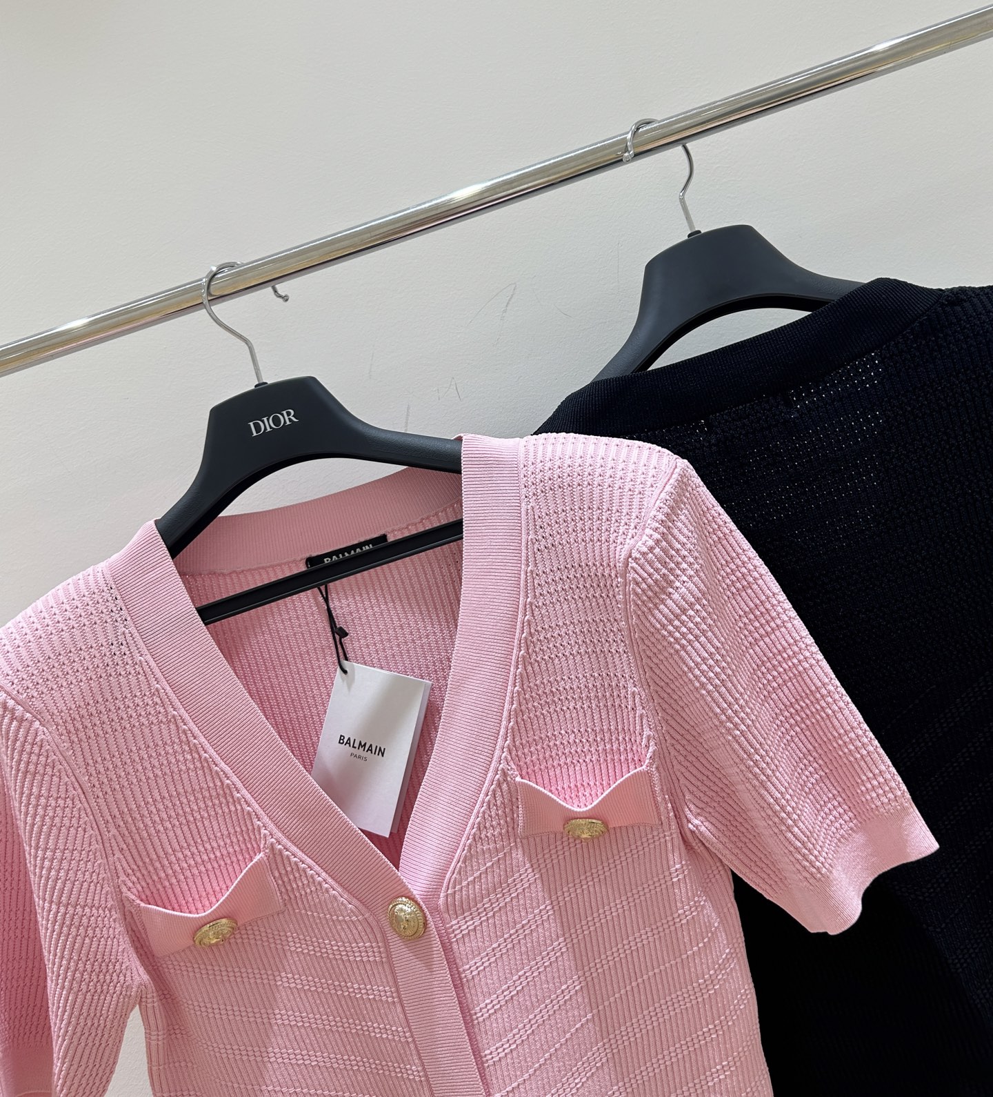 Stylish Balman V Shorts: Short-sleeve V-collar design for a chic and easy look. - 图片 6