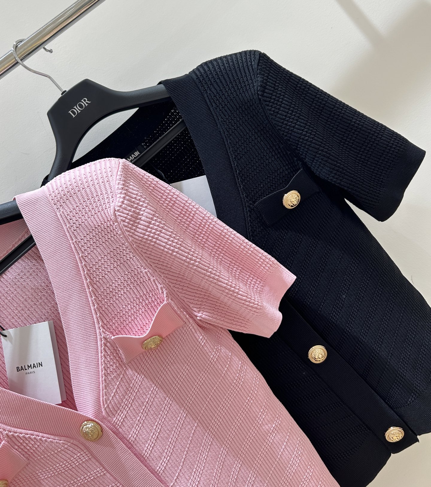 Stylish Balman V Shorts: Short-sleeve V-collar design for a chic and easy look. - 图片 7