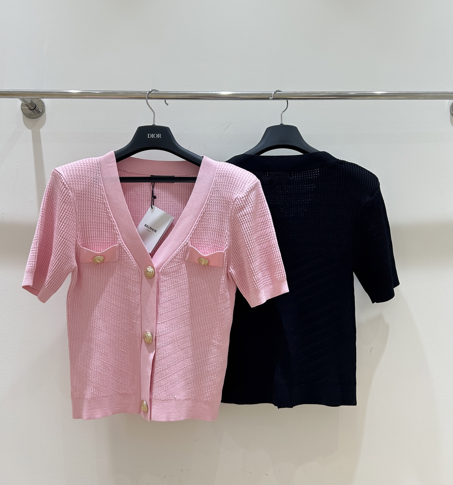 Stylish Balman V Shorts: Short-sleeve V-collar design for a chic and easy look. - 图片 2