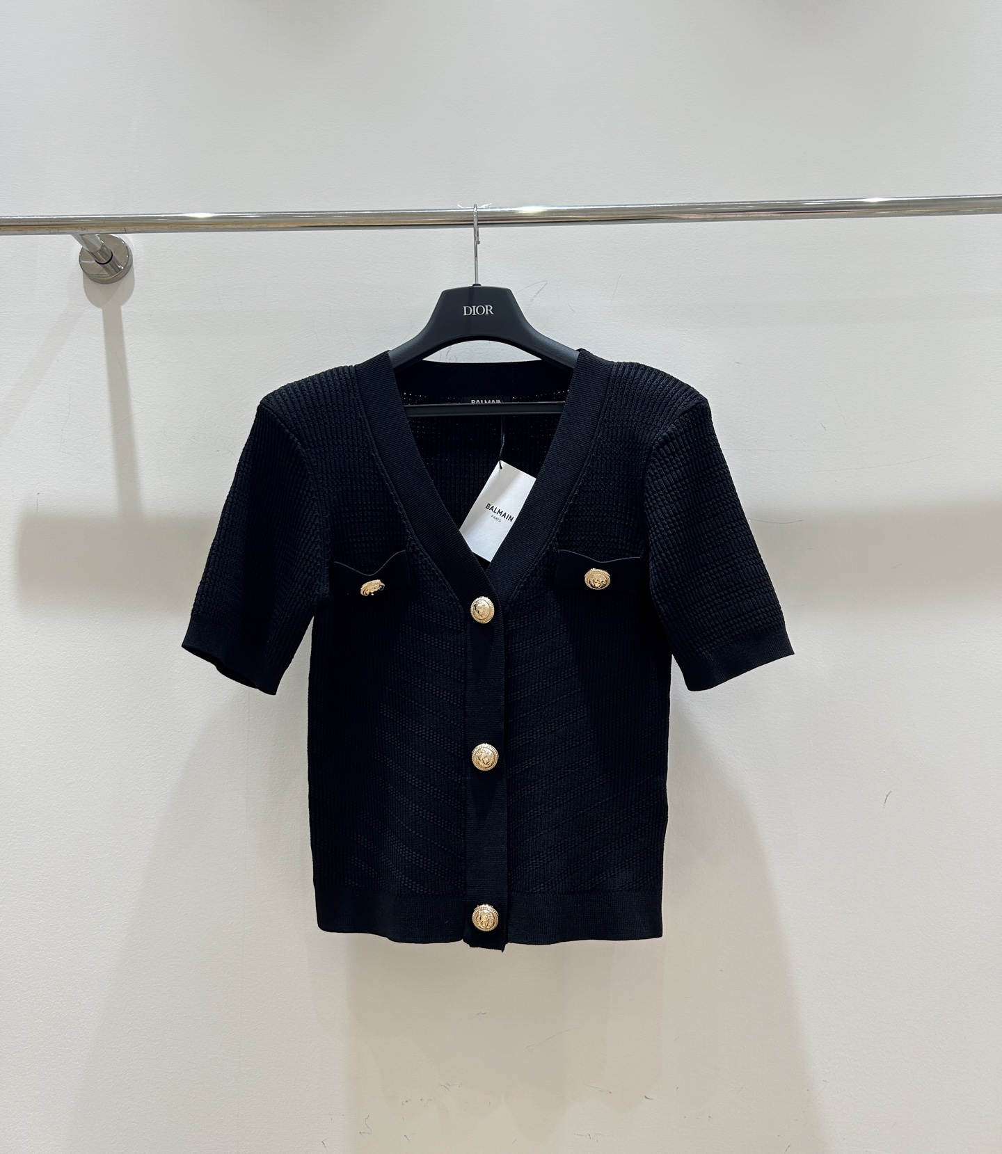 Stylish Balman V Shorts: Short-sleeve V-collar design for a chic and easy look. - 图片 4