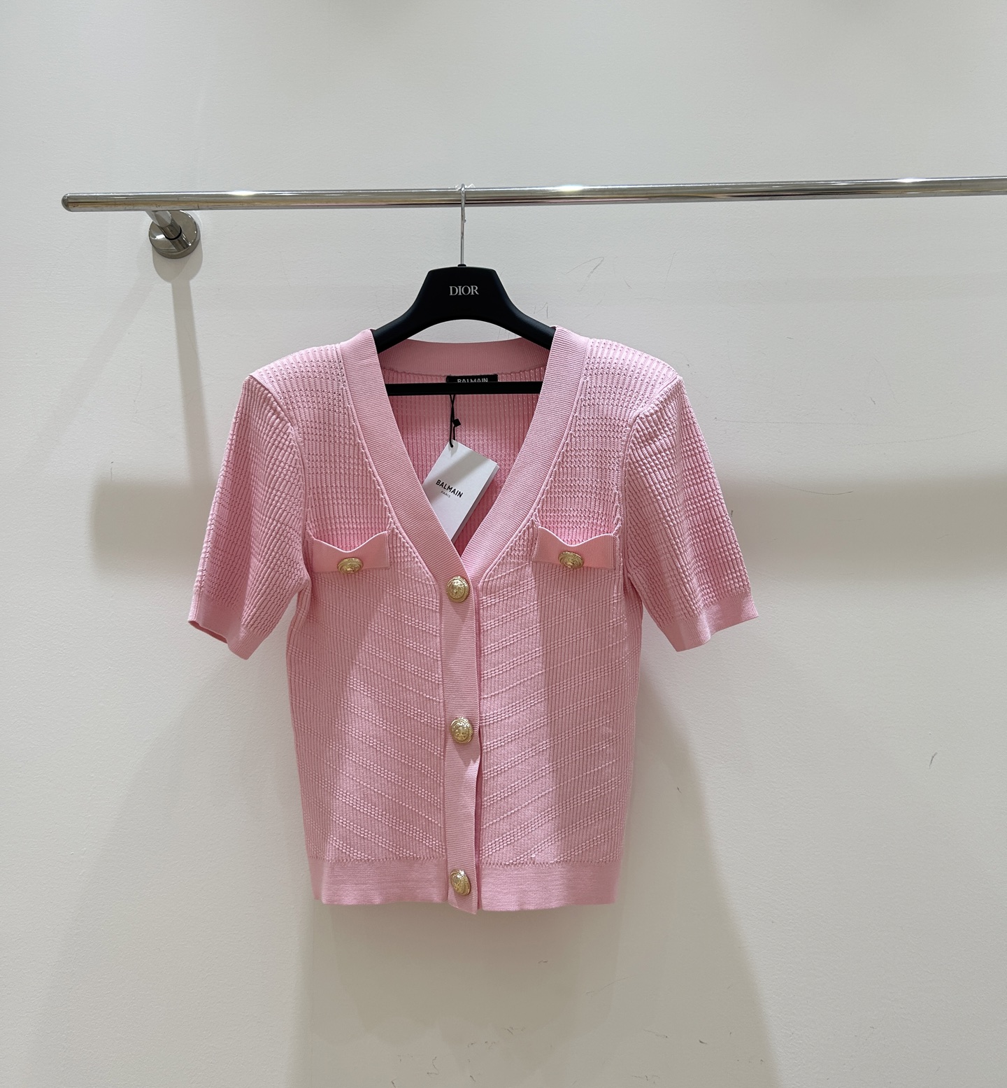 Stylish Balman V Shorts: Short-sleeve V-collar design for a chic and easy look. - 图片 3