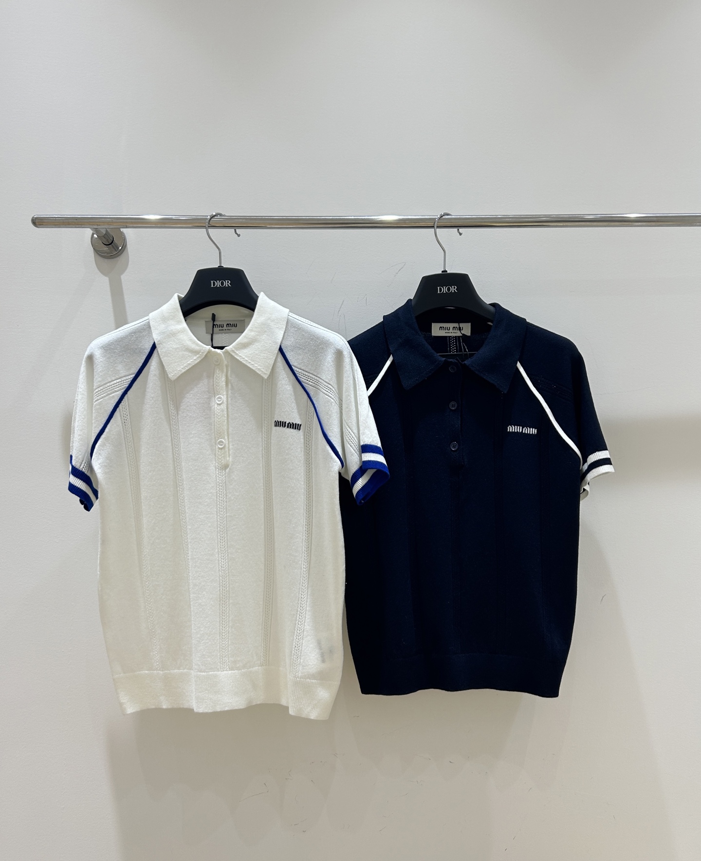 NO:762562,[New] MIUMIU lapel contrasting short sleeves, unique hollow design, fresh and short style, color collision brings summer vitality, simple yet fashionable, come and buy it!  ,,miumiu,T-shirt,19860909【上新】MIUMIU翻领撞色短袖,独特镂空设计,清新短款,色彩碰撞出夏日活力,简约不失时尚感,快来抢购！,,miumiu,T-shirt,,Women's clothing