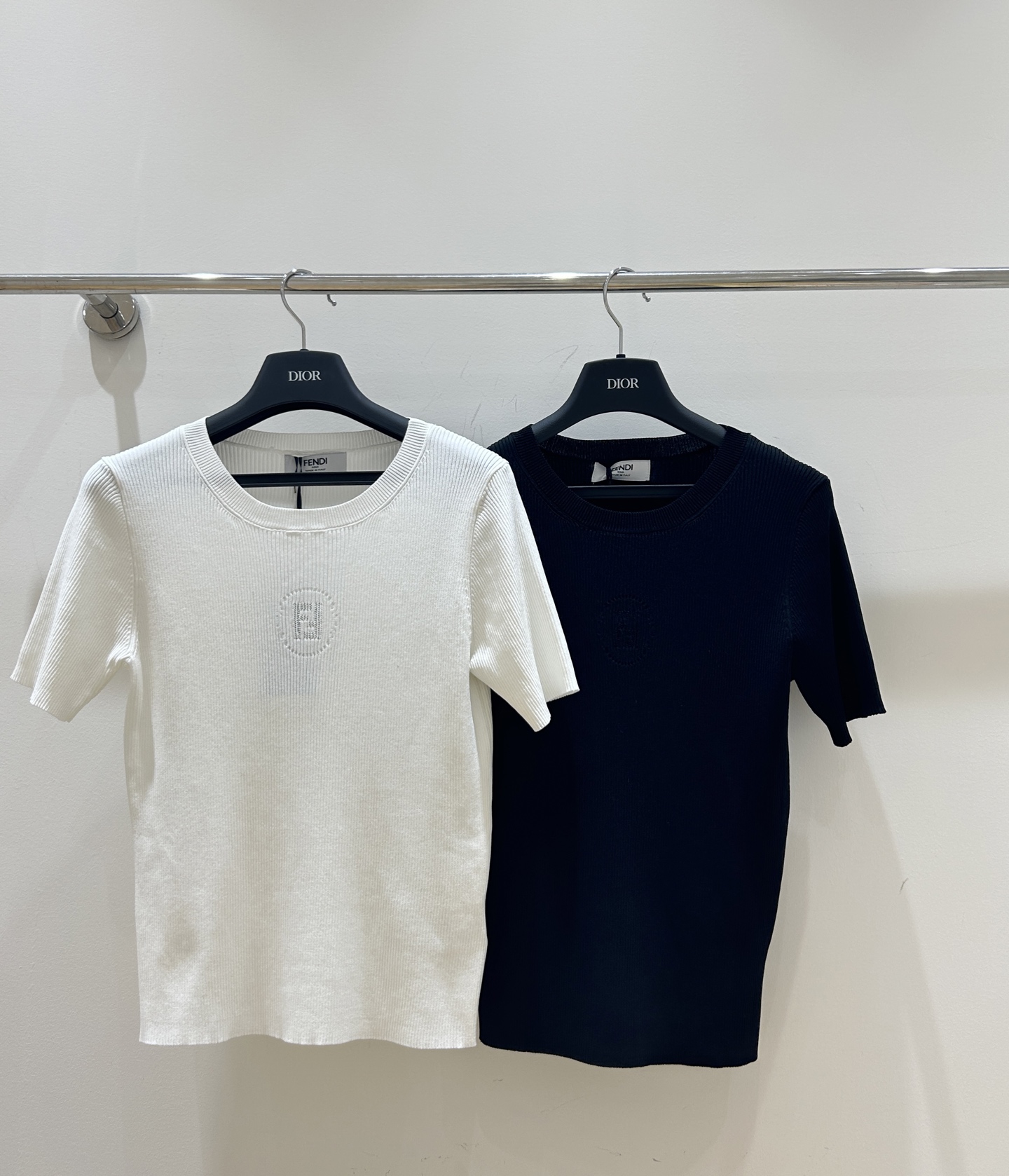 “Fendi Classic Logo Short Sleeve Female Suit: Elegant, Stylish, and Versatile” - 图片 1