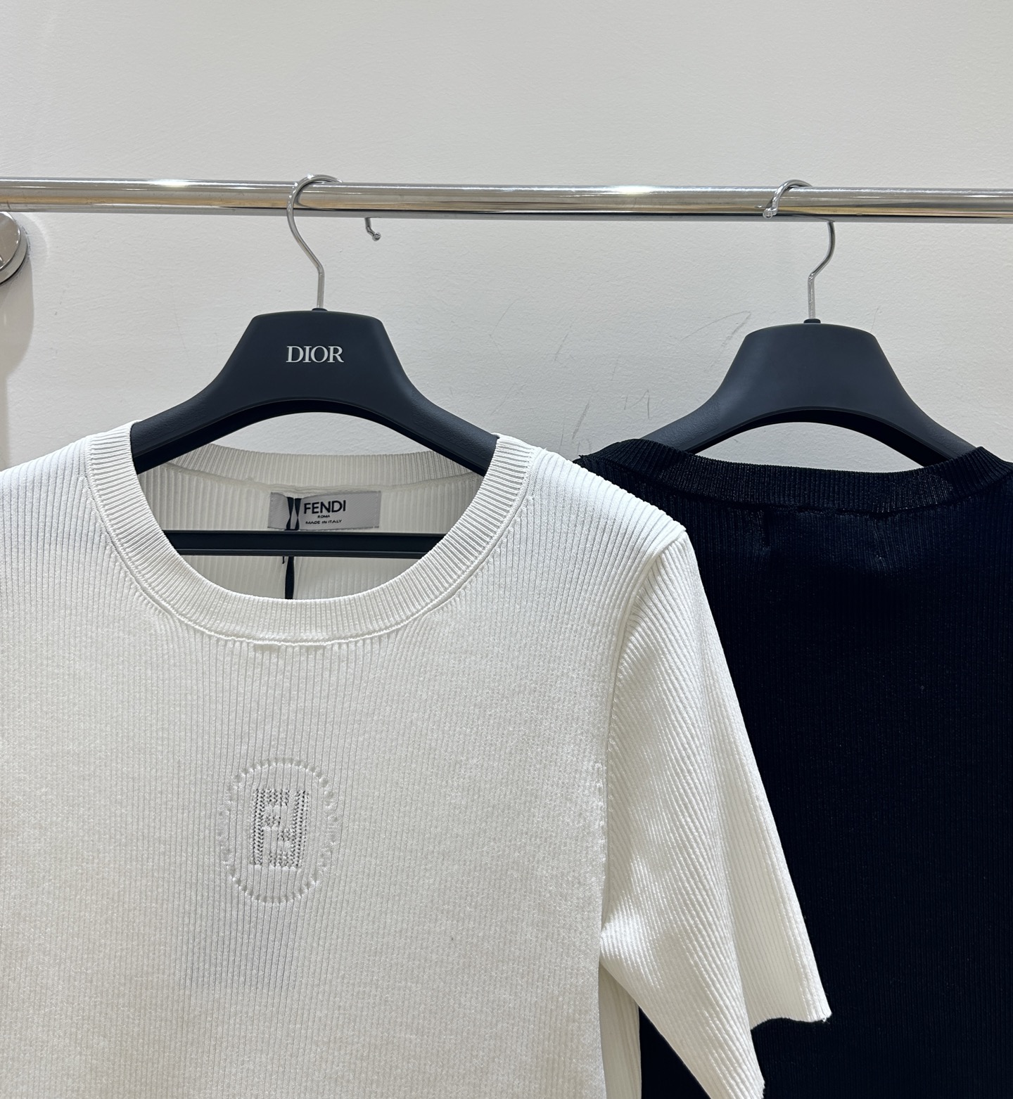 “Fendi Classic Logo Short Sleeve Female Suit: Elegant, Stylish, and Versatile” - 图片 6