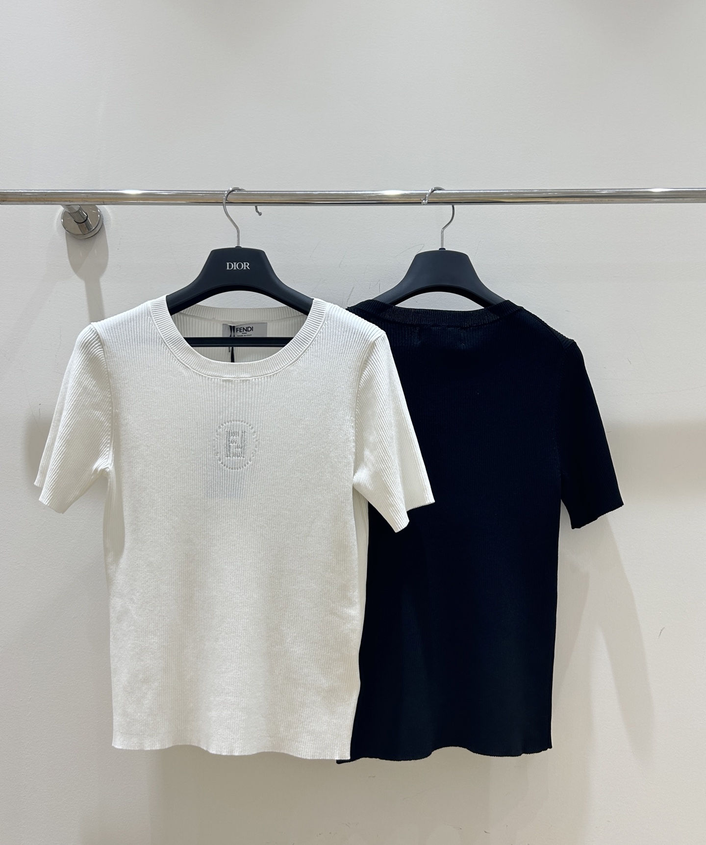 “Fendi Classic Logo Short Sleeve Female Suit: Elegant, Stylish, and Versatile” - 图片 2