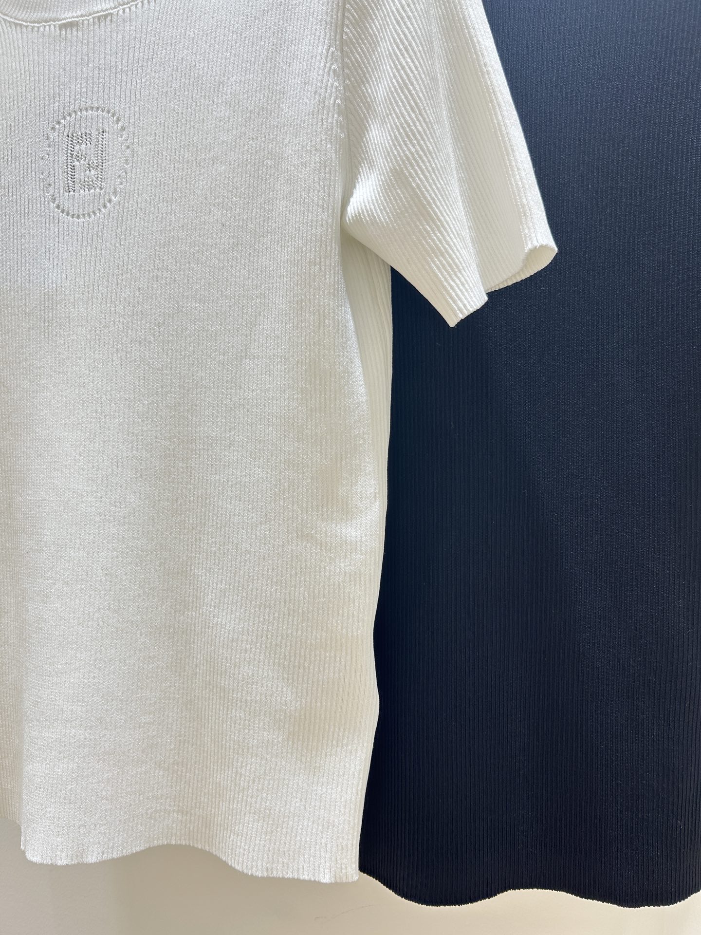 “Fendi Classic Logo Short Sleeve Female Suit: Elegant, Stylish, and Versatile” - 图片 8