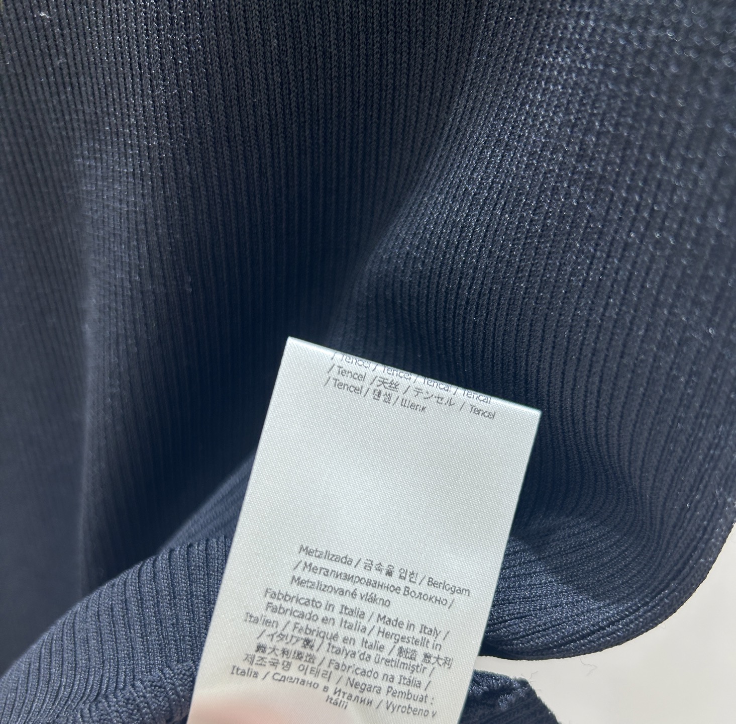 “Fendi Classic Logo Short Sleeve Female Suit: Elegant, Stylish, and Versatile” - 图片 9