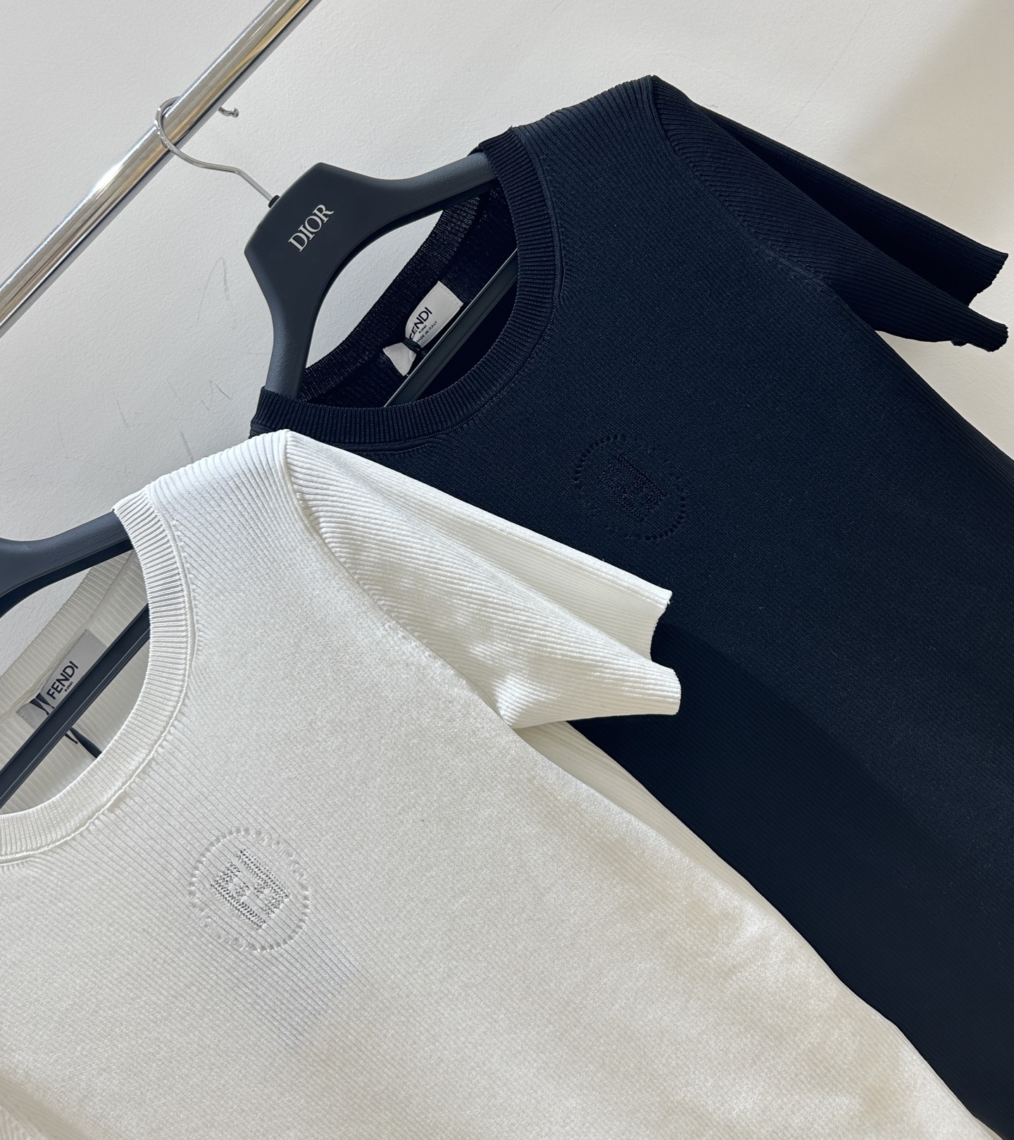 “Fendi Classic Logo Short Sleeve Female Suit: Elegant, Stylish, and Versatile” - 图片 7