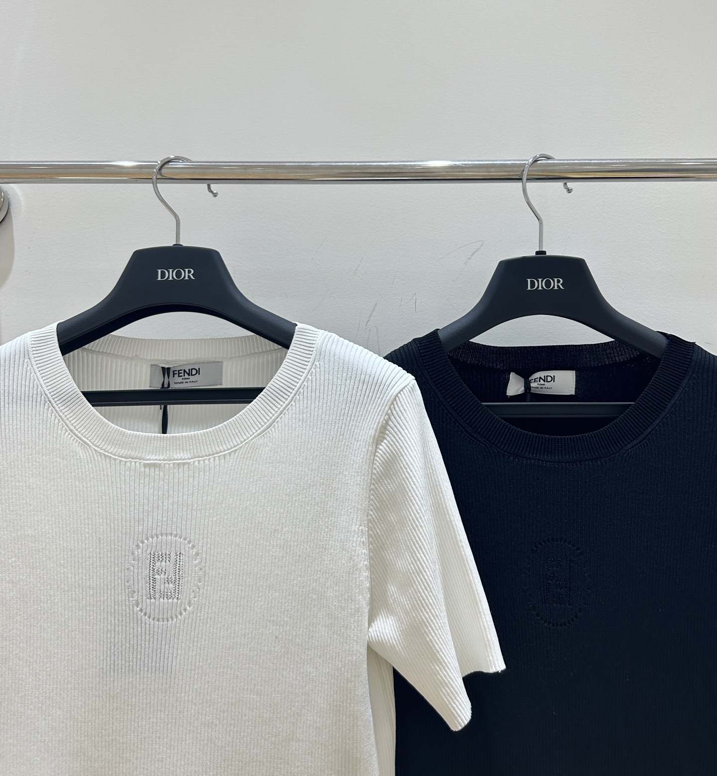 “Fendi Classic Logo Short Sleeve Female Suit: Elegant, Stylish, and Versatile” - 图片 5