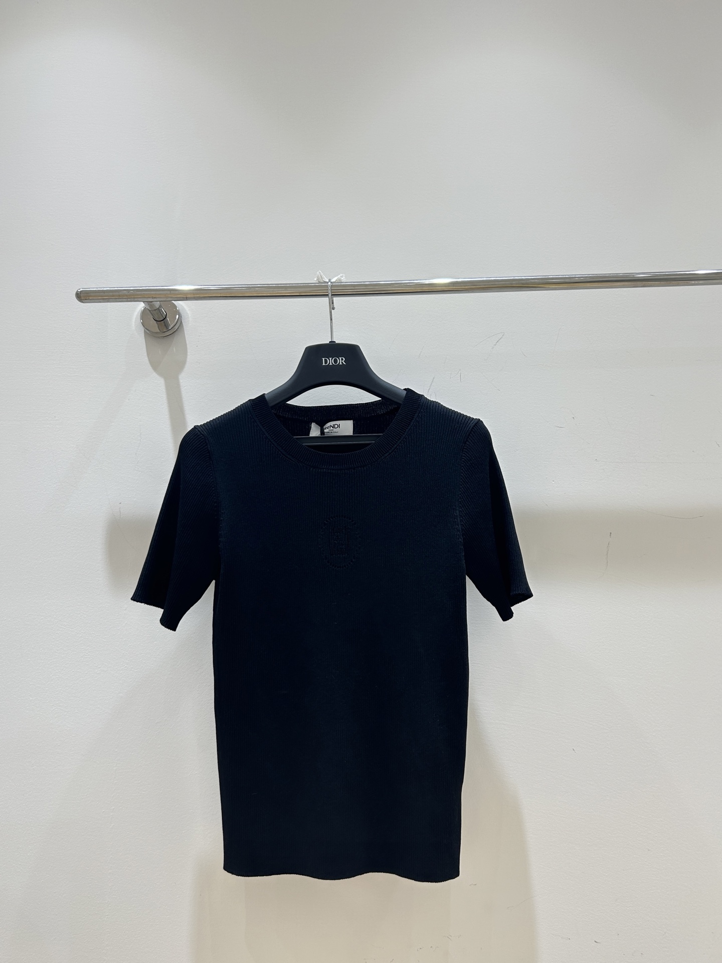 “Fendi Classic Logo Short Sleeve Female Suit: Elegant, Stylish, and Versatile” - 图片 4