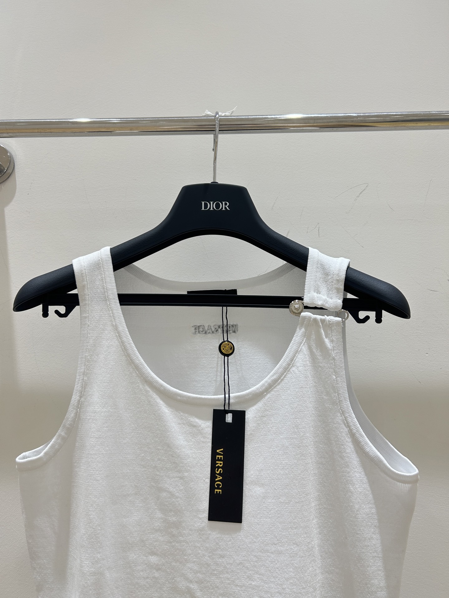 Luxurious Female Suit with Golden Pin and Cool Air for Summer Fashion - 图片 3