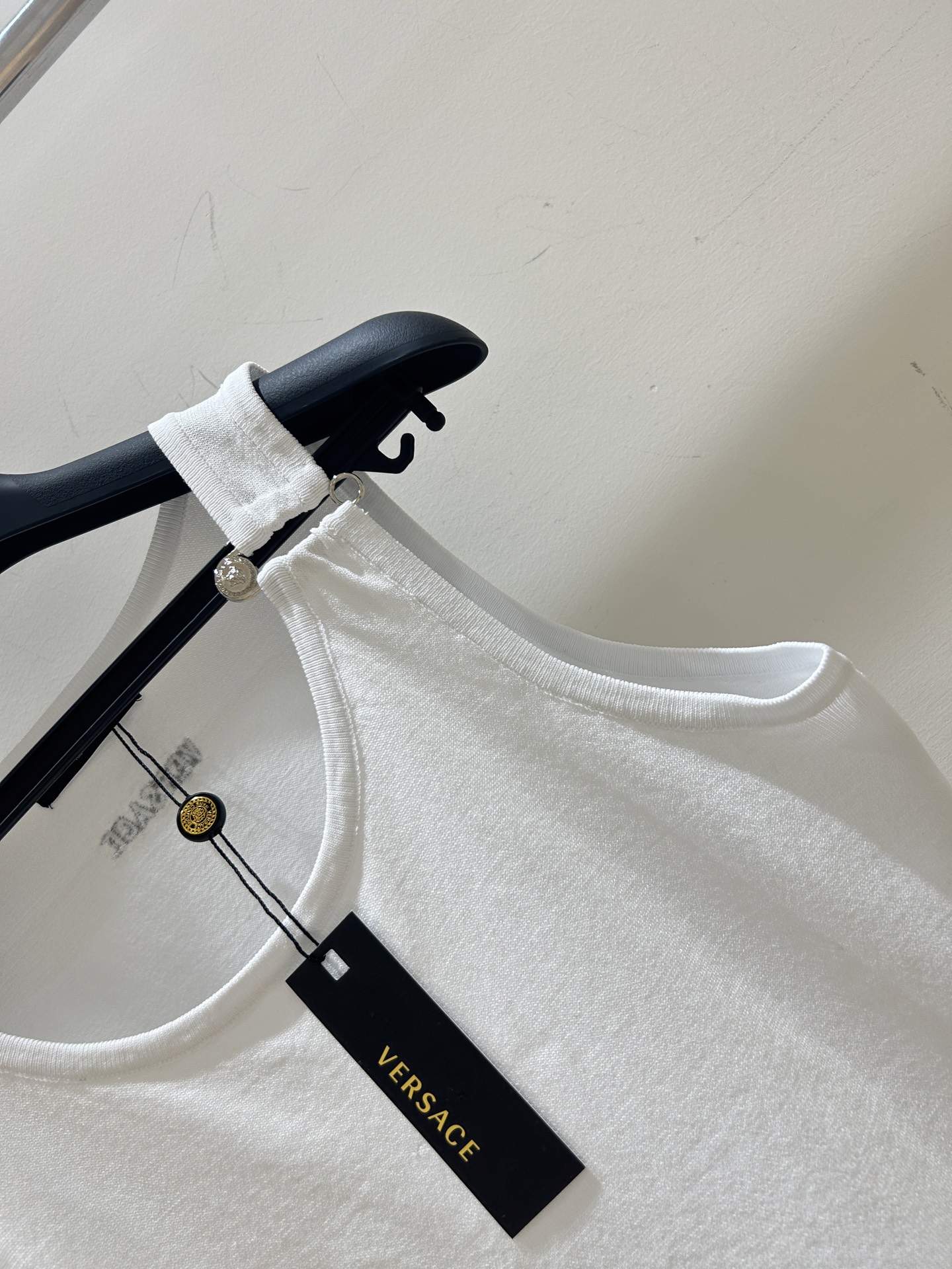 Luxurious Female Suit with Golden Pin and Cool Air for Summer Fashion - 图片 6