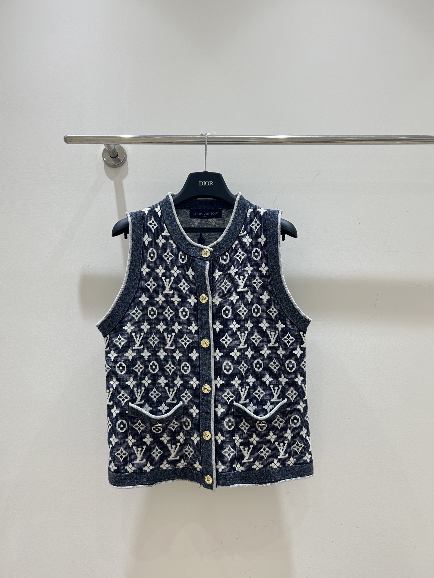 NO:762559,[New model coming] LV Louis Vuitton launches retro presbyopia letter jacquard knitted sleeveless vest, classic elements blended with fashionable design, simple yet stylish, showing high-end taste.,,louis vuitton,louis vuitton,19860909【新款来袭】LV路易威登推出复古老花字母提花针织无袖马甲,经典元素融合时尚设计,简约而不失格调,尽显高端品味.,,louis vuitton,louis vuitton,,Women's clothing