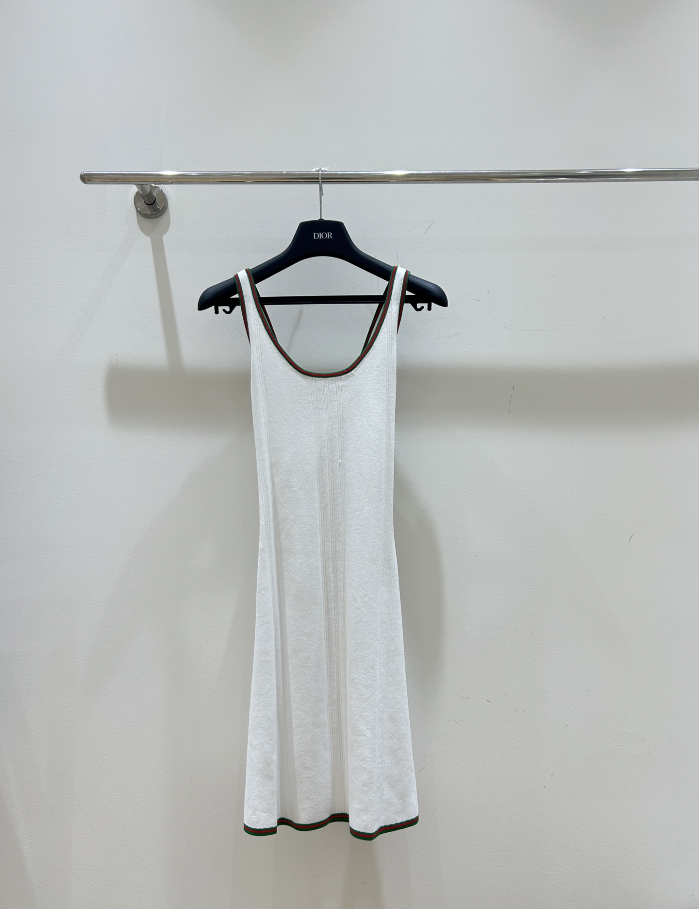 NO:610053,New for summer] Gucci Gucci back cross design, vest dress, simple and fashionable, showing elegant backline, a must-have item for a cool summer.,,gucci,gucci,skirts,alexander wang19860909夏季上新】Gucci古驰后背交叉设计,背心连衣裙,简约时尚,尽显优雅背线,清凉一夏的必备单品.,,gucci,gucci,skirts,alexander wang,Women's clothing