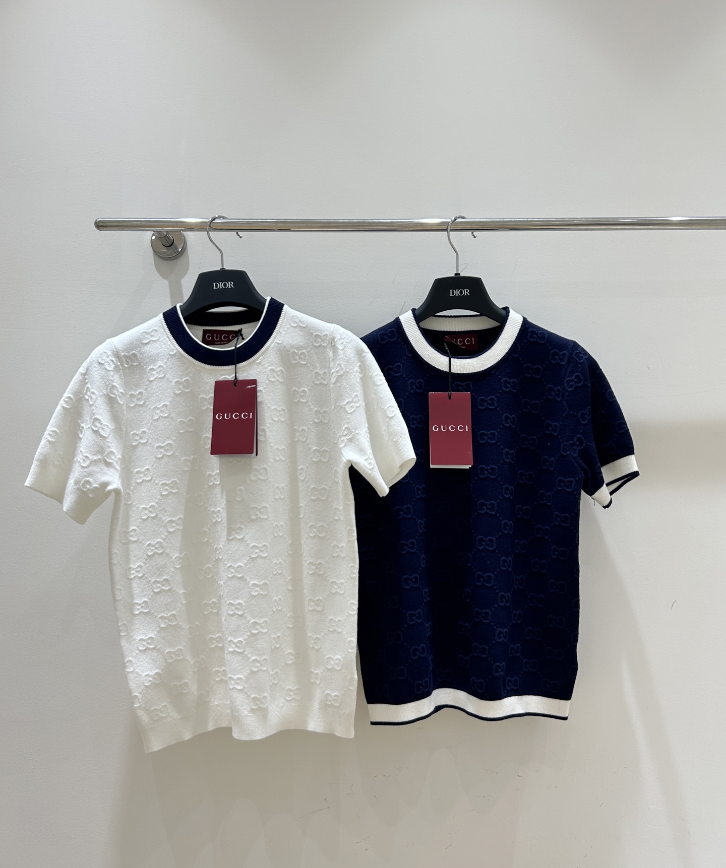 Luxurious Gucci Dress with Short-Sleeve Design and Letter Detailing - 图片 1