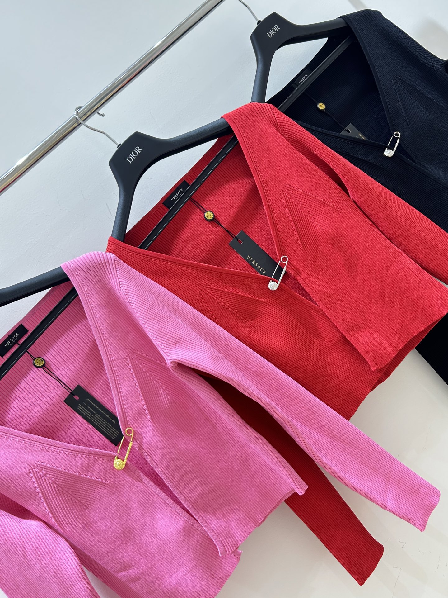 “Stylish Bad-Ass Girl: Simplicity Meets Extravagance with Gold Pin Jacket” - 图片 7