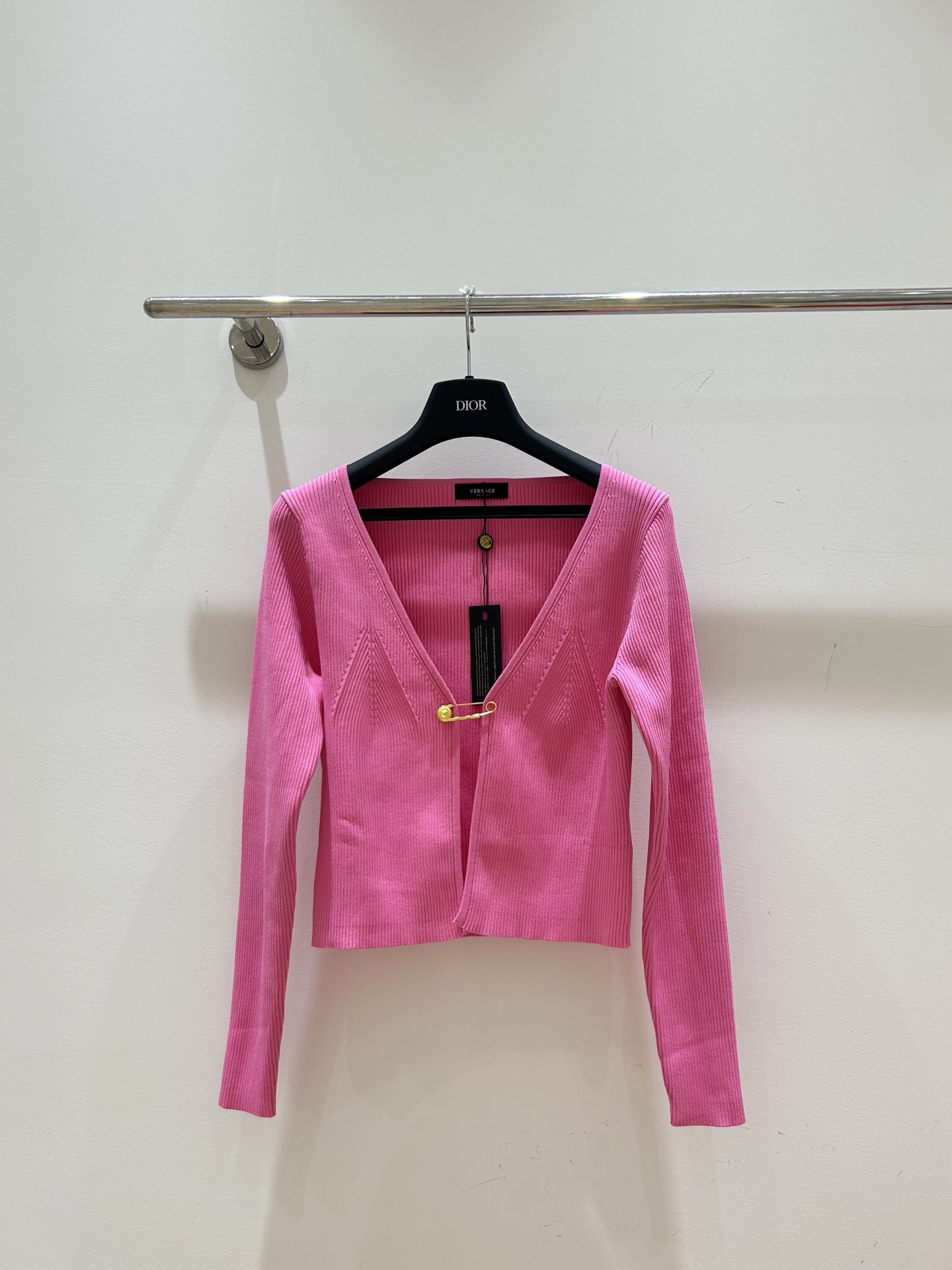 “Stylish Bad-Ass Girl: Simplicity Meets Extravagance with Gold Pin Jacket” - 图片 3