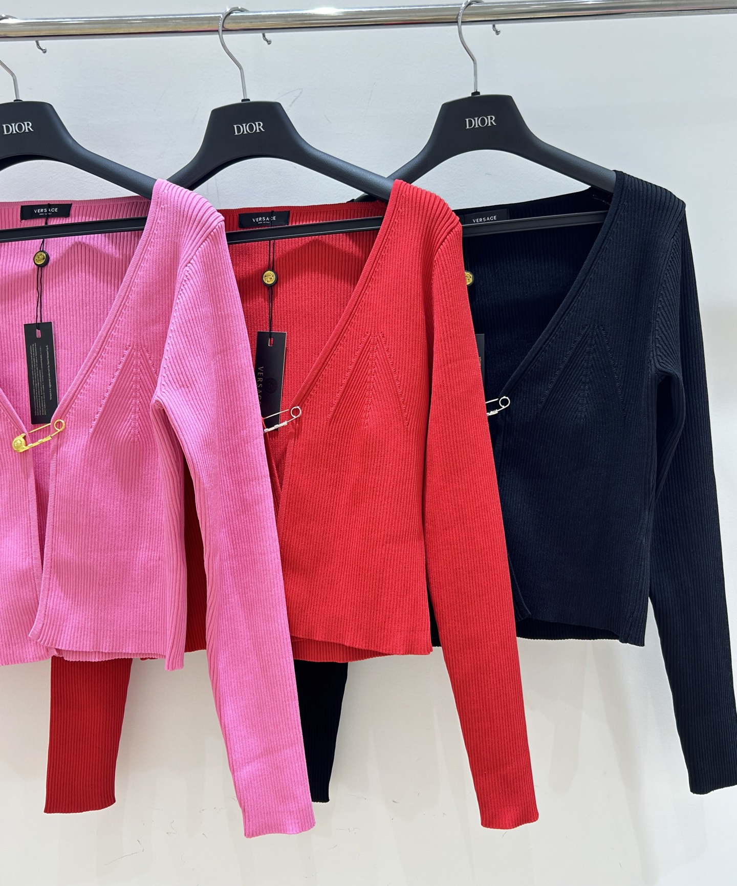 “Stylish Bad-Ass Girl: Simplicity Meets Extravagance with Gold Pin Jacket” - 图片 8