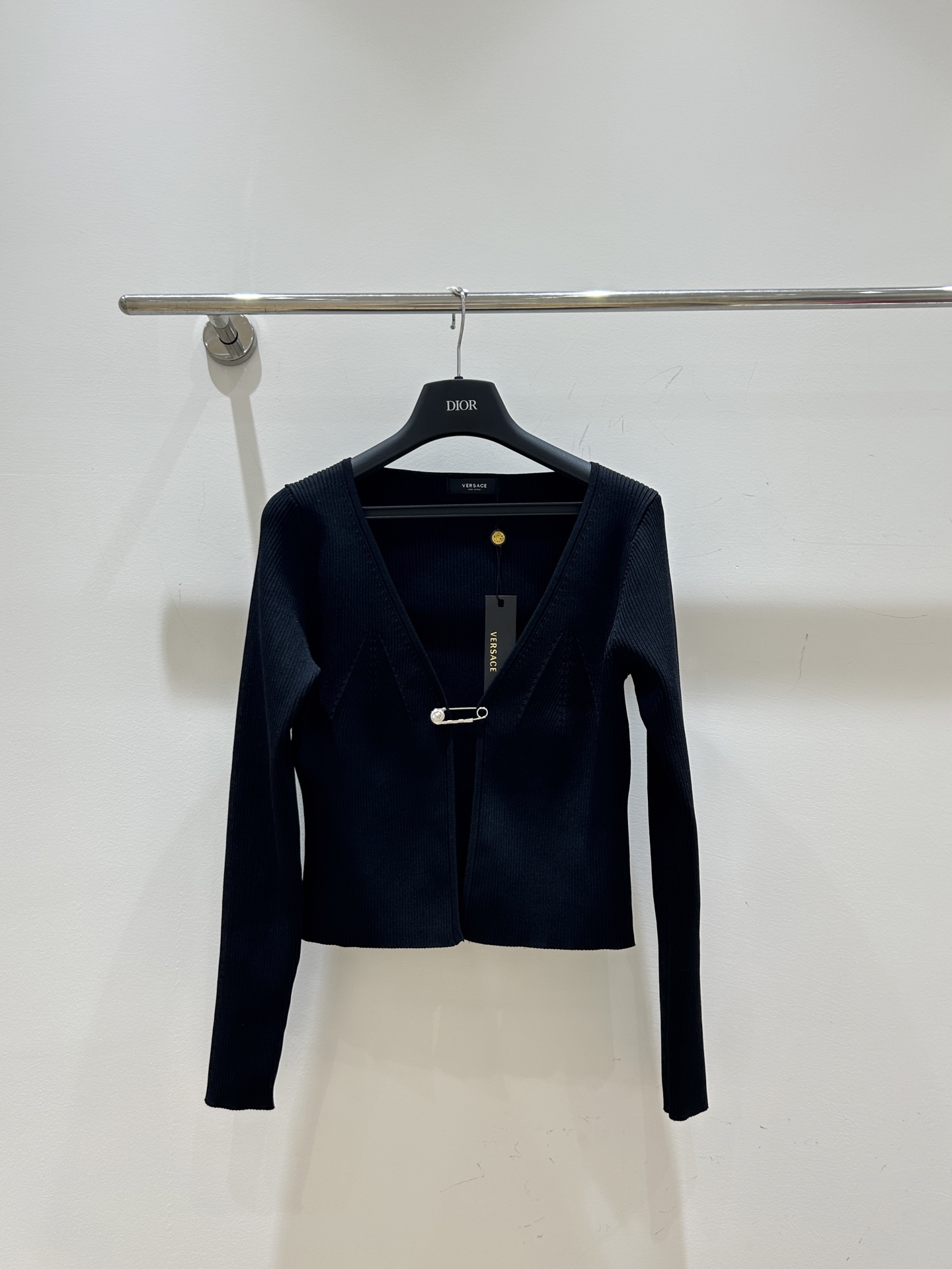 “Stylish Bad-Ass Girl: Simplicity Meets Extravagance with Gold Pin Jacket” - 图片 5