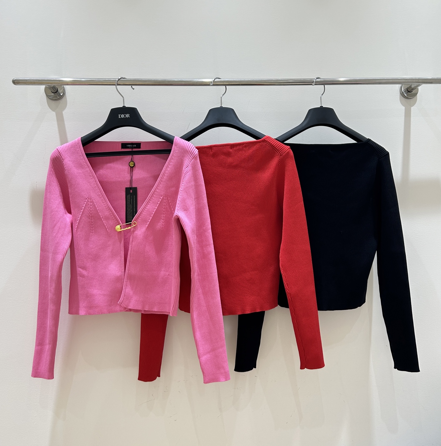 “Stylish Bad-Ass Girl: Simplicity Meets Extravagance with Gold Pin Jacket” - 图片 2