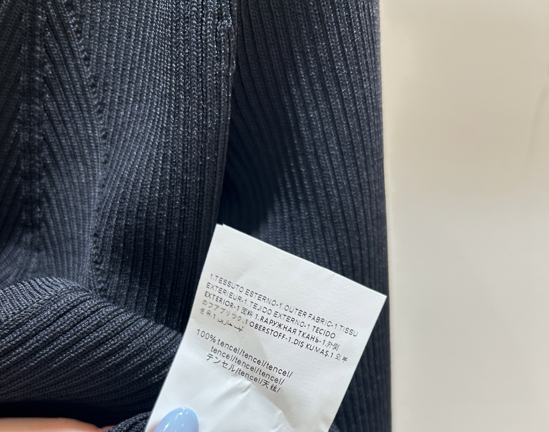 “Stylish Bad-Ass Girl: Simplicity Meets Extravagance with Gold Pin Jacket” - 图片 9