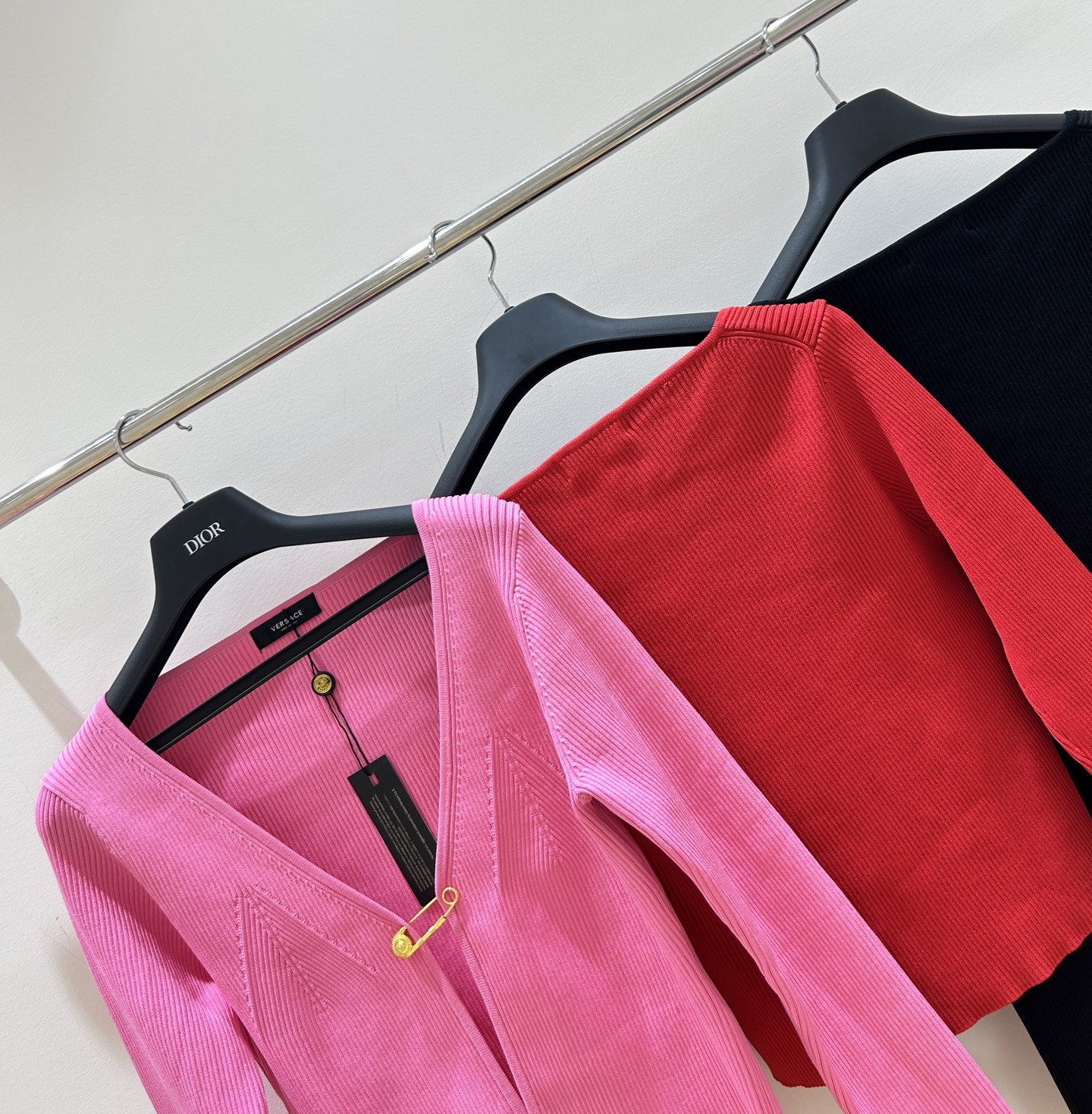 “Stylish Bad-Ass Girl: Simplicity Meets Extravagance with Gold Pin Jacket” - 图片 6