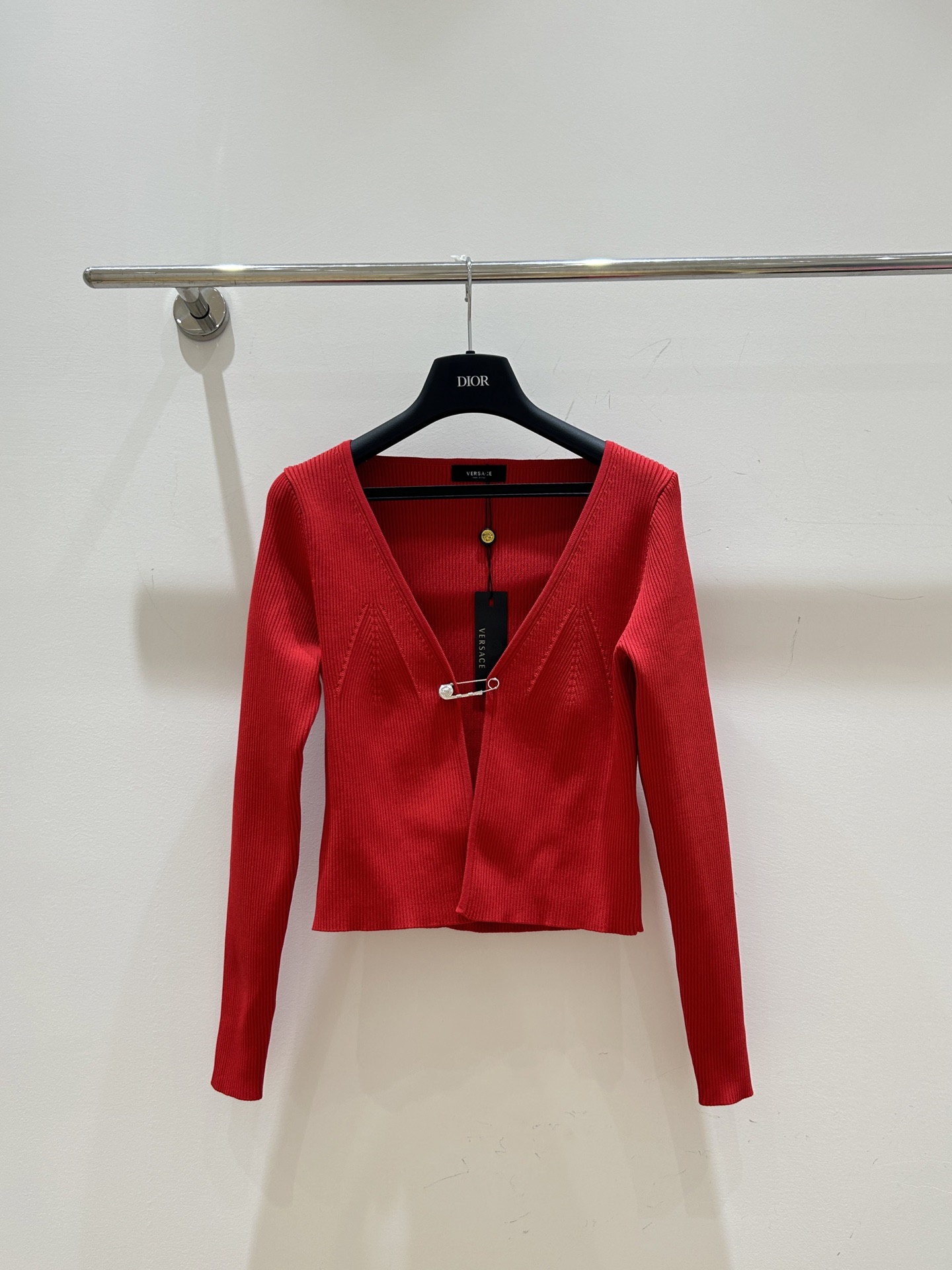 “Stylish Bad-Ass Girl: Simplicity Meets Extravagance with Gold Pin Jacket” - 图片 4