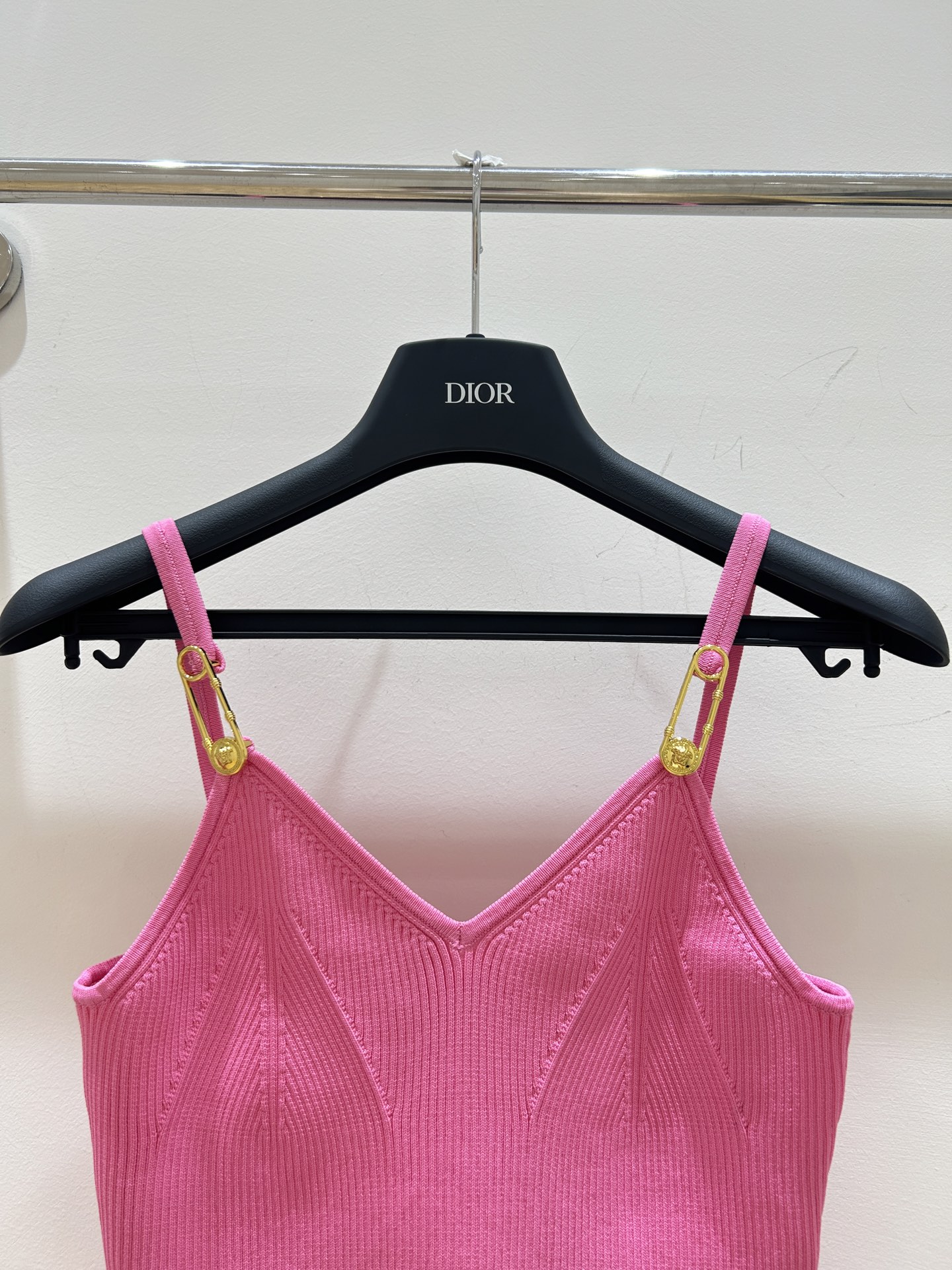 Fashion Statement: Precise Pin Design and Charisma define P322’s Summer Style. - 图片 3