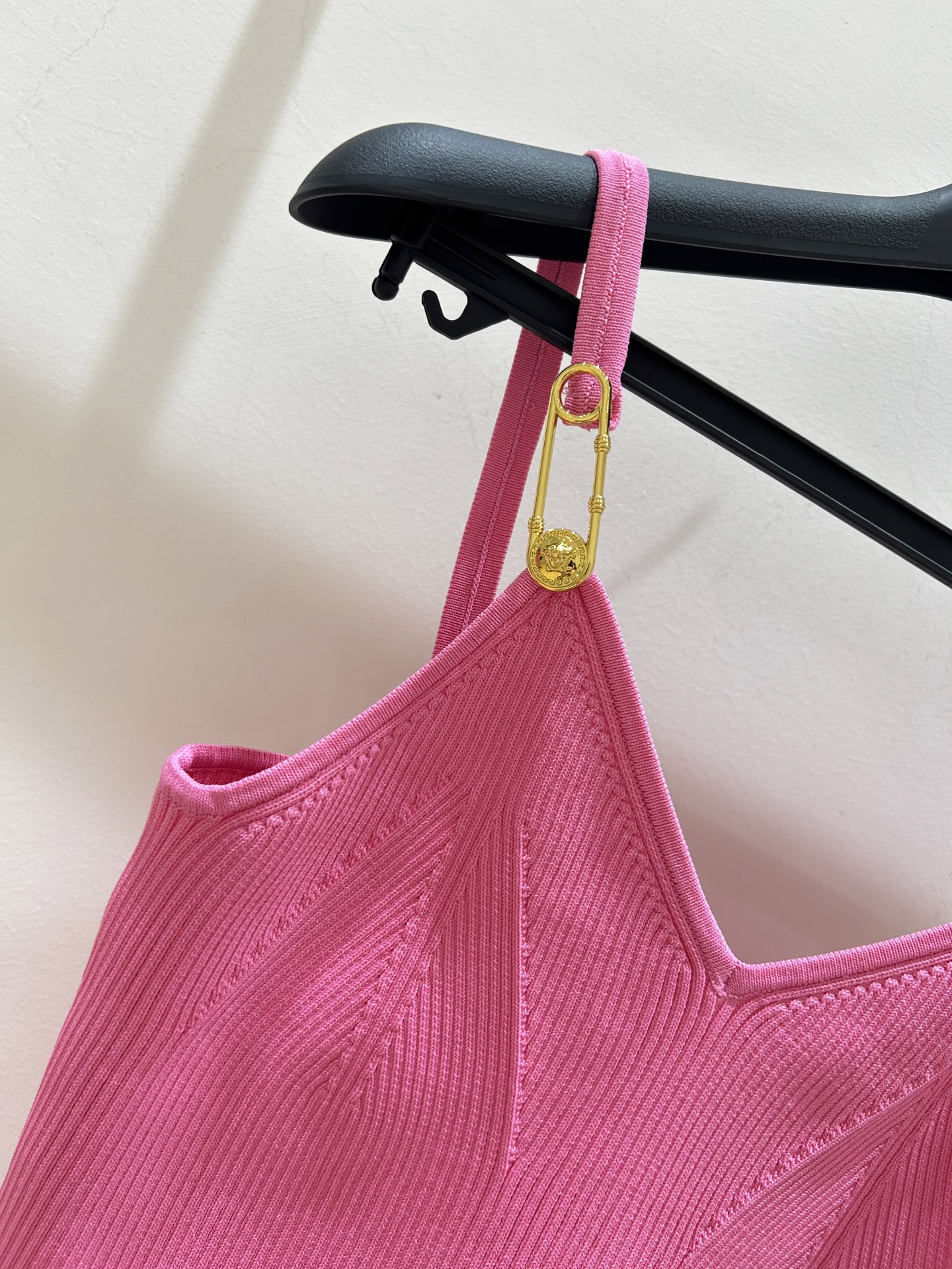 Fashion Statement: Precise Pin Design and Charisma define P322’s Summer Style. - 图片 5