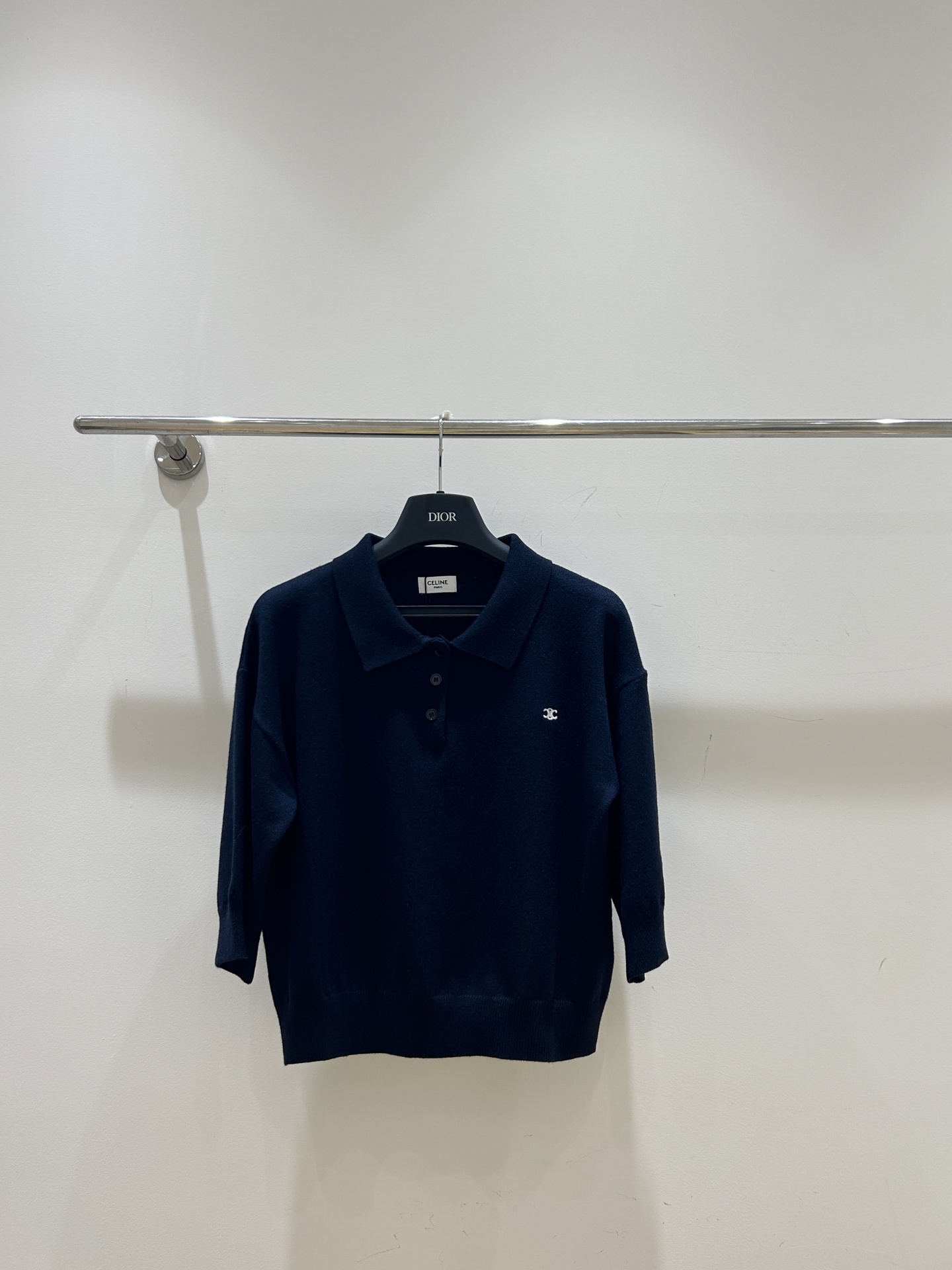 NO:795223,[New in stock] Celine embroidered logo lapel short-sleeved top, the exquisite embroidery highlights the brand's charm, the lapel design is smart and fashionable, and the short-sleeved cut is cool and breathable. Grab it now!  ,,celine,T-shirt,19860909【新款现货】Celine刺绣logo翻领短袖上衣,精致刺绣彰显品牌魅力,翻领设计干练时尚,短袖剪裁清凉透气,现货速抢！,,celine,T-shirt,,Women's clothing
