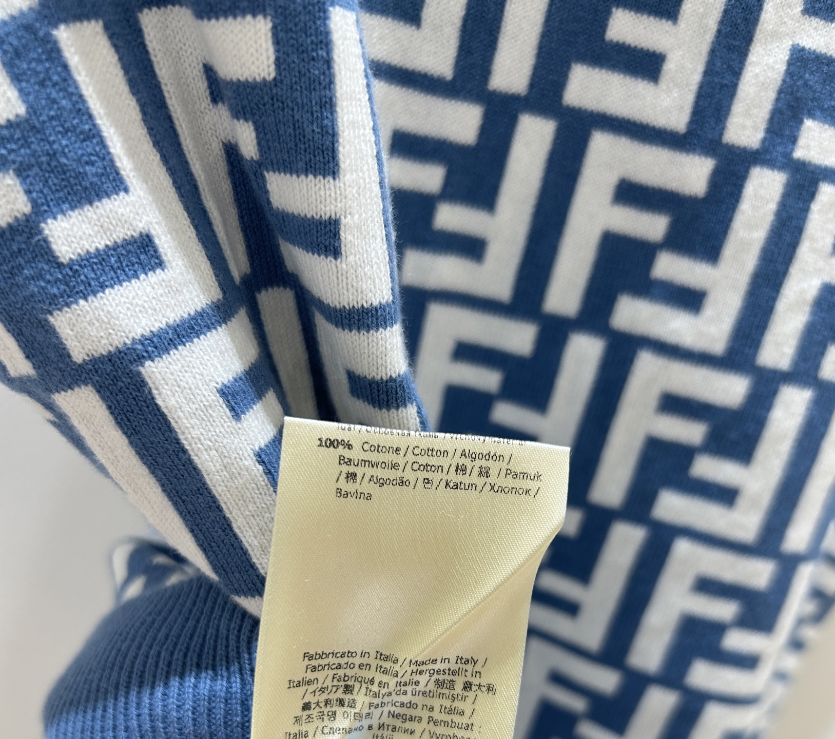 Stylish Single-Size Female Suit with Fendi Lettering and Classic Pattern - 图片 9