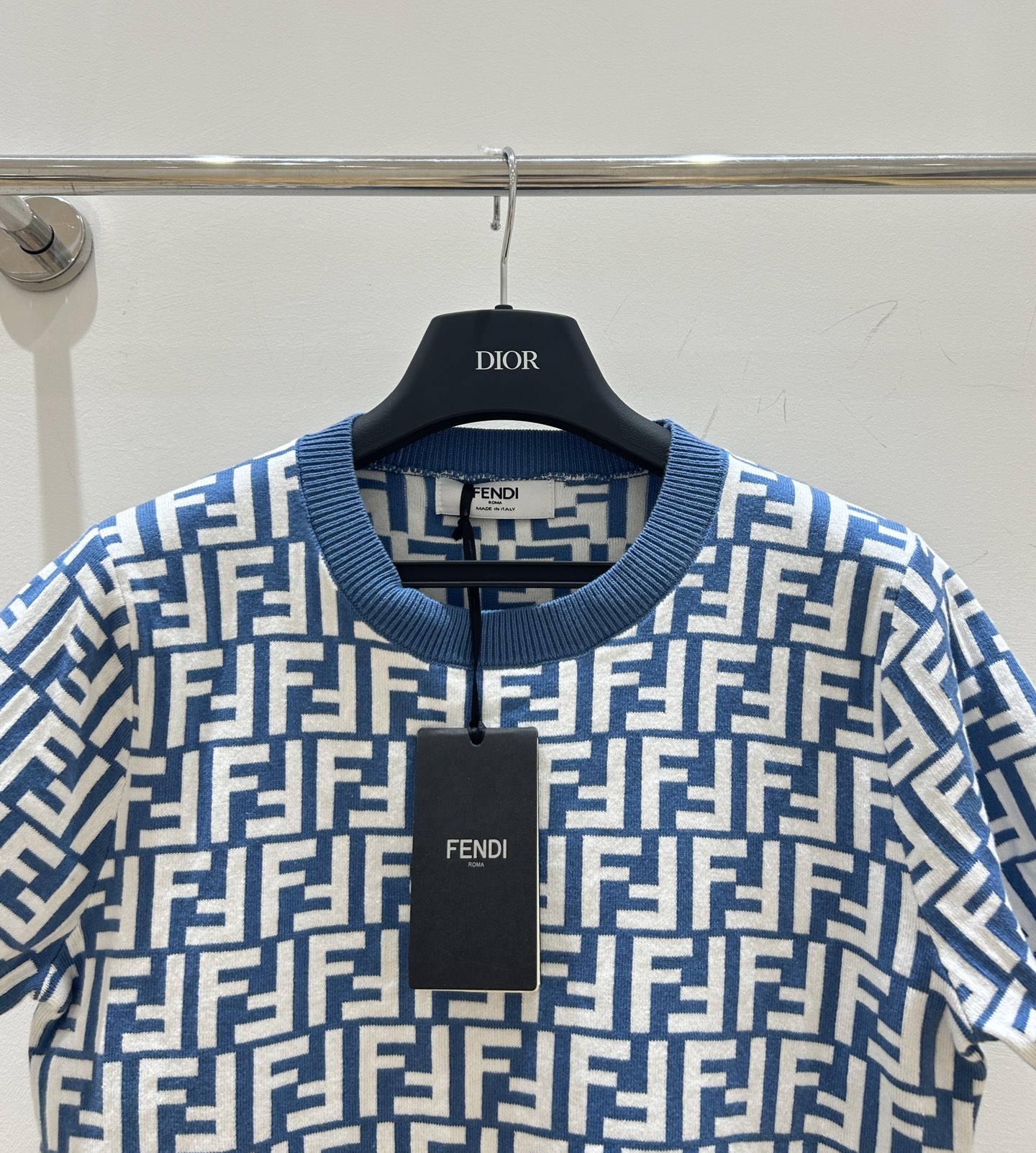Stylish Single-Size Female Suit with Fendi Lettering and Classic Pattern - 图片 3