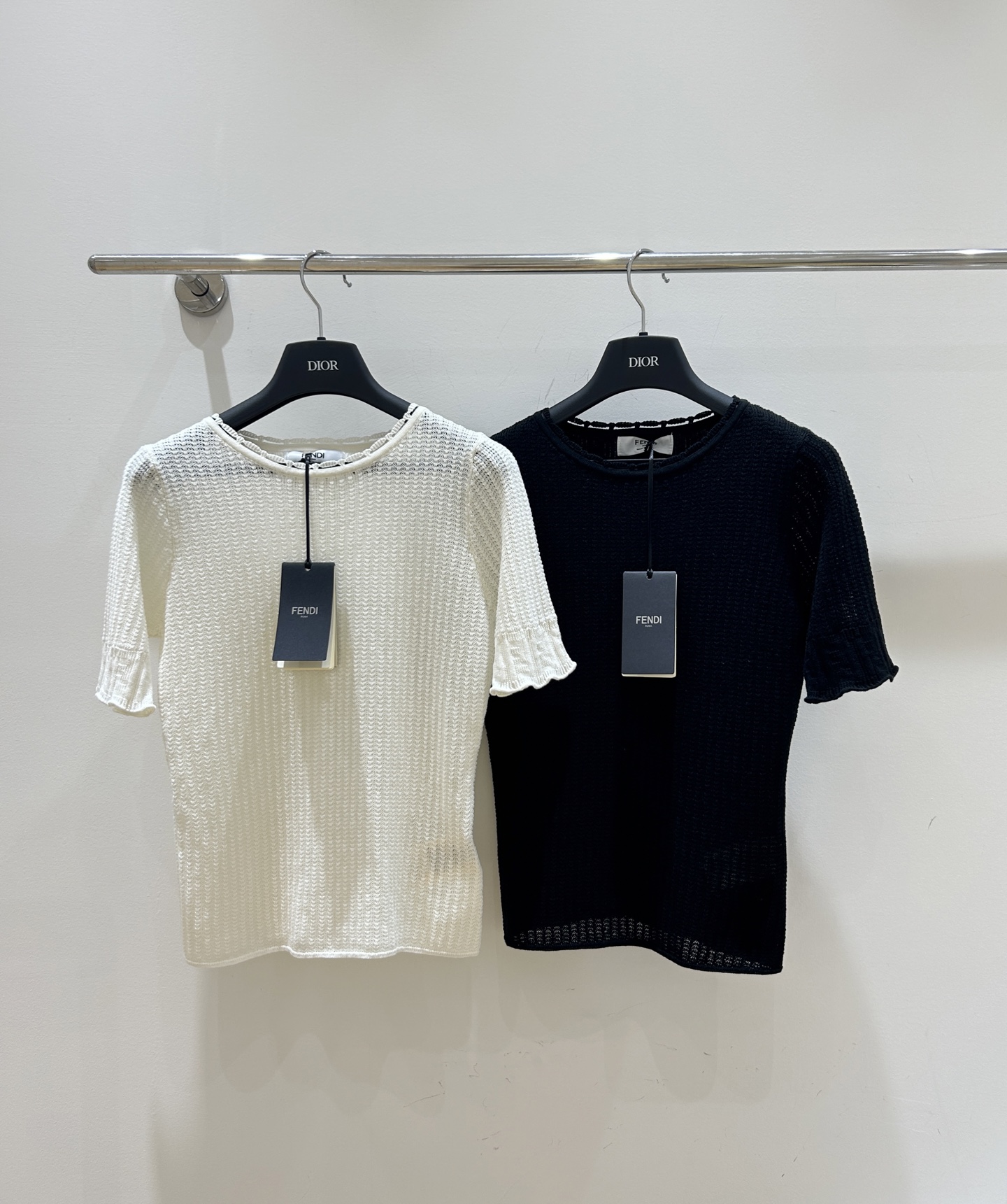 Fendi 
2025 早秋新款 圆领针织短袖，特色花边镂空设计，简约时尚，清爽透气，夏日必备 
码数：
