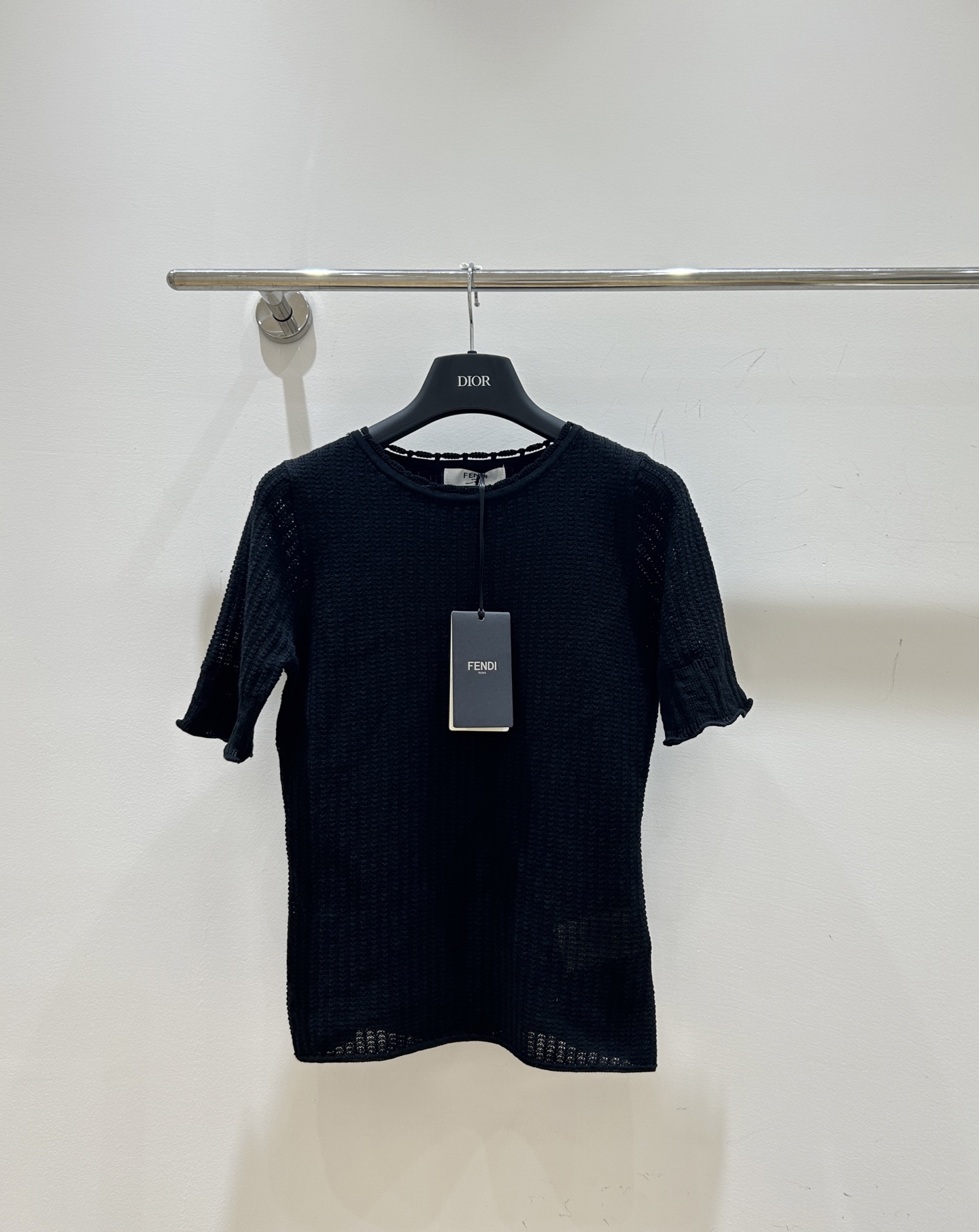 Fendi 
2025 早秋新款 圆领针织短袖，特色花边镂空设计，简约时尚，清爽透气，夏日必备 
码数：