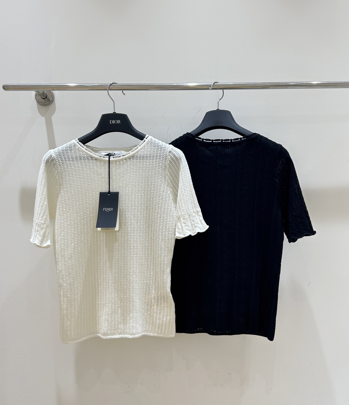 Fendi 
2025 早秋新款 圆领针织短袖，特色花边镂空设计，简约时尚，清爽透气，夏日必备 
码数：