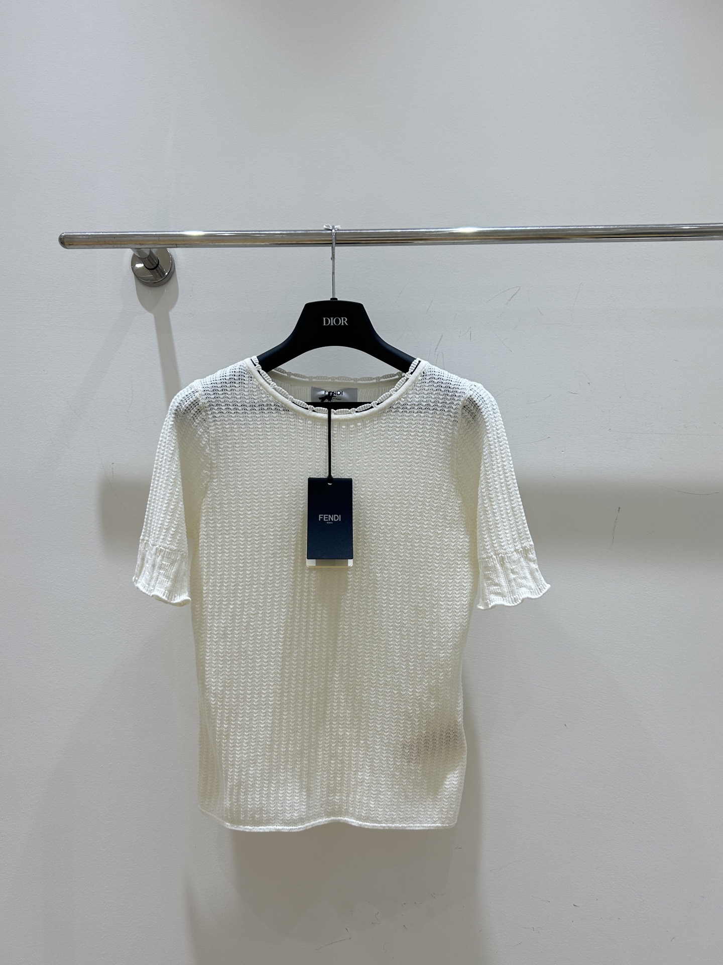 Fendi 
2025 早秋新款 圆领针织短袖，特色花边镂空设计，简约时尚，清爽透气，夏日必备 
码数：