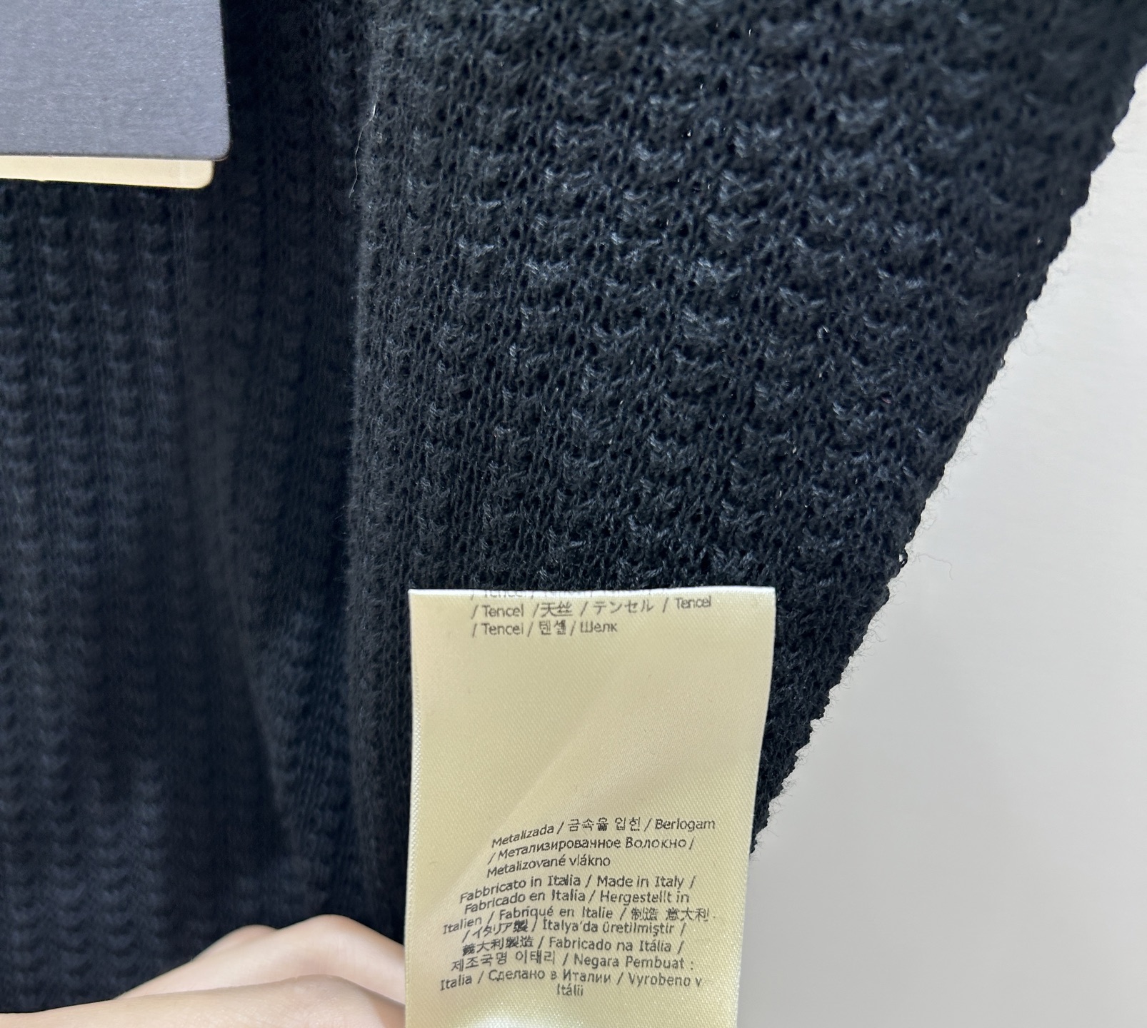 Fendi 
2025 早秋新款 圆领针织短袖，特色花边镂空设计，简约时尚，清爽透气，夏日必备 
码数：