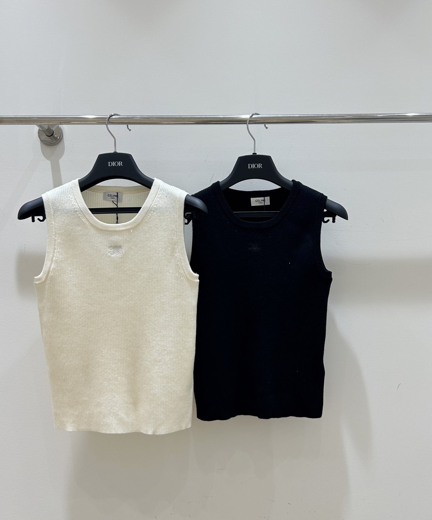 NO:739582,[New style for summer] Celine embroidered knitted vest, light and breathable, exquisite embroidery embellishment, fashionable and comfortable at the same time, a must-have item for summer, simple yet stylish.,,celine,19860909【夏季新款】Celine刺绣针织背心,轻盈透气,精致刺绣点缀,时尚与舒适并存,夏日必备单品,简约而不失格调.,,celine,,Women's clothing